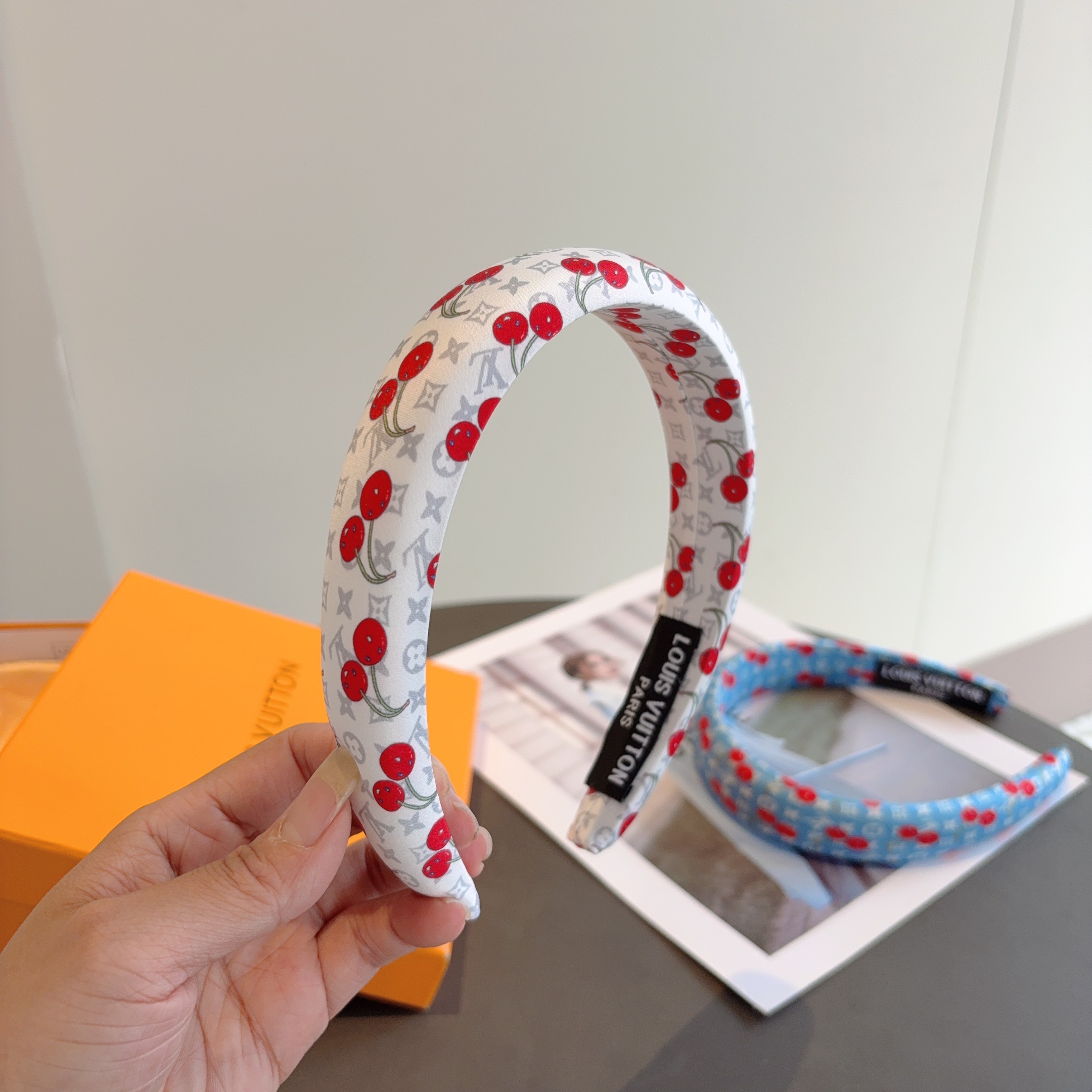 NO:895088,Comes with packaging LV (Louis Vuitton) hot-selling Murakami Takashi series cherry headband, high-end Korean style headband, classic flower design, high-end atmosphere, celebrity style, hairpins, hairpins, louis vuitton, louis vuitton, hairpins19860909配包装 LV（路易威登）火爆热销款村上隆系列樱桃发箍 高档韩版头箍,经典花型设计, 高端大气,名媛范儿,发夹,发夹,louis vuitton,louis vuitton,hairpins,accessory