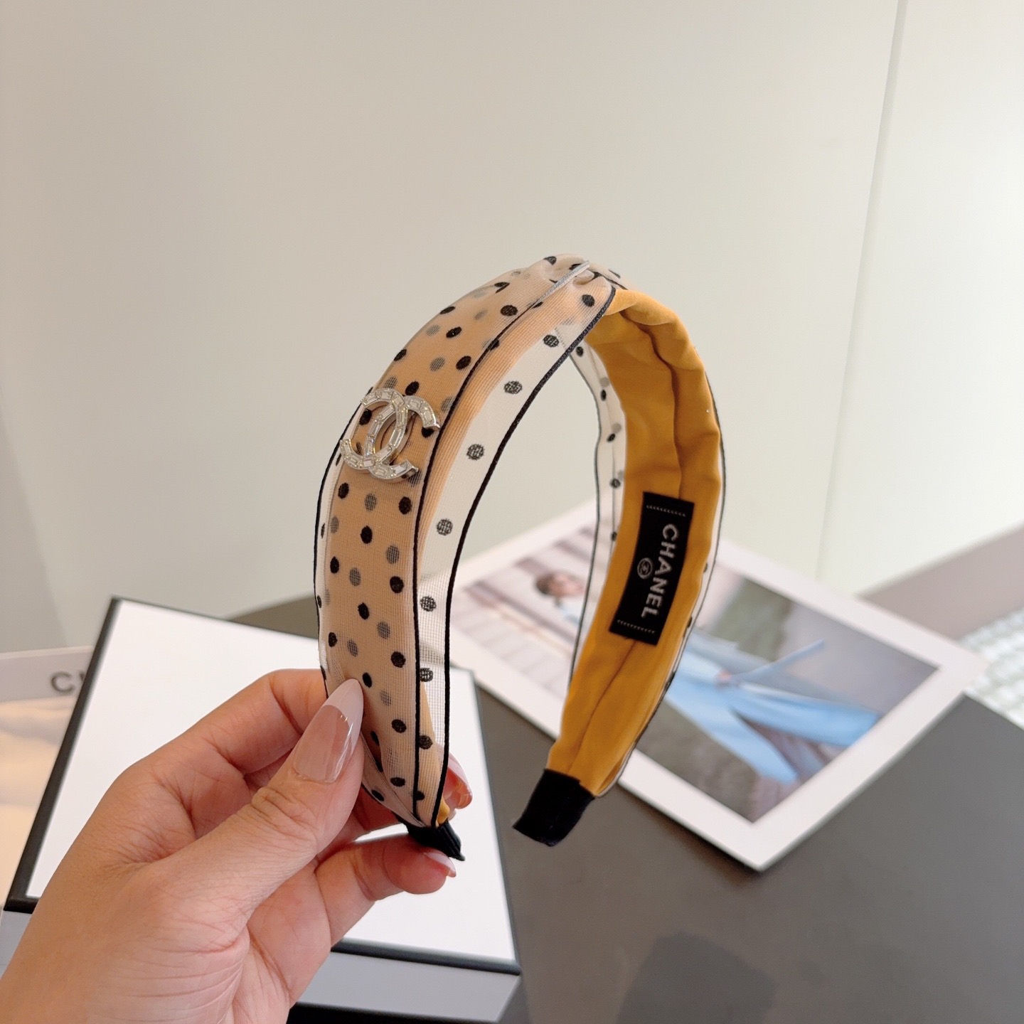 NO:895094,Comes with packaging CHANEL (Chanel) new exquisite letter headband, retro Internet celebrity popular headband with high-end materials, ultra-exquisite, fashionable and high-end versatile style. Hairpins, hairpins, chanel, chanel, hairpins19860909配包装 CHANEL（香奈儿）新款精美字母发箍,复古网红爆款头箍 搭配高端材质,超精致,时尚高级感百搭款.发夹,发夹,chanel,chanel,hairpins,accessory