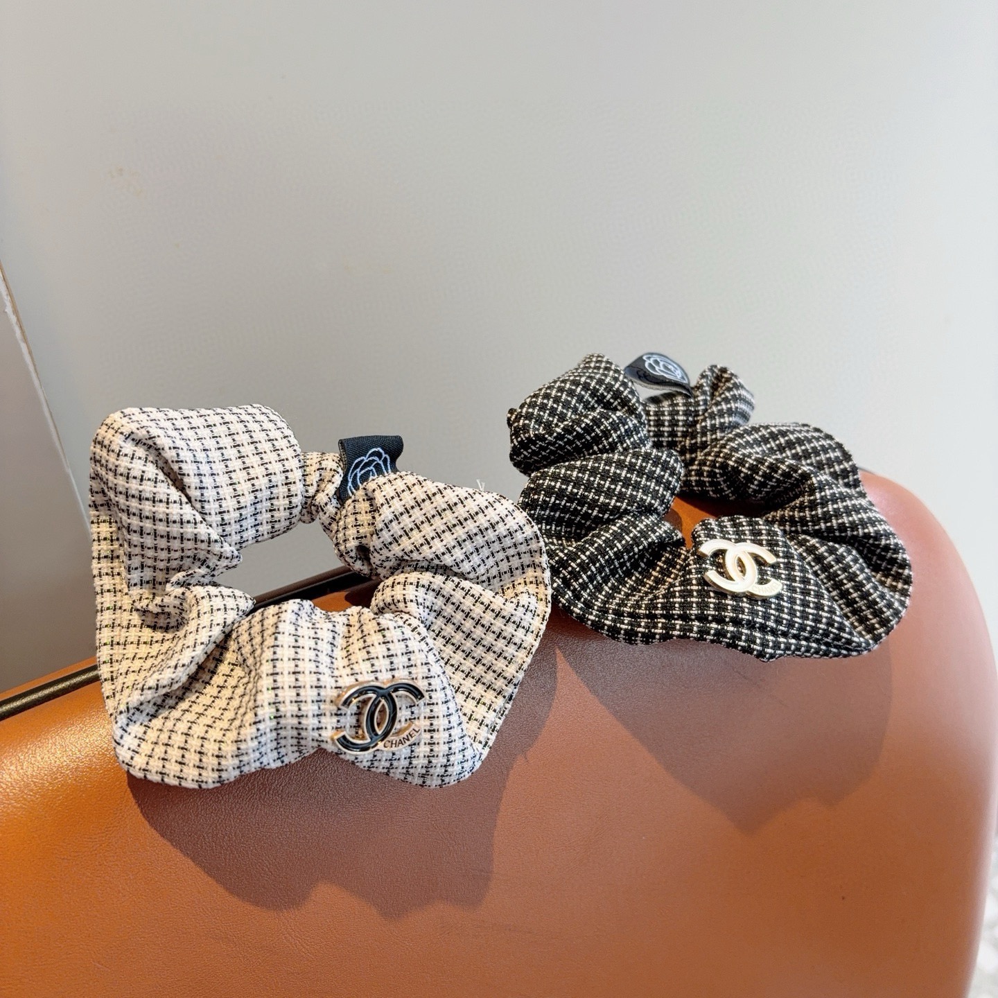 NO:895100,With packaging CHANEL (Chanel) double C letter hair tie, fabric multi-functional sausage ring, high-end Korean style rubber band, classic flower design, high-end atmosphere, celebrity style, hairpin, hairpins, chanel, chanel, hairpins19860909配包装 CHANEL（香奈儿）双C字母发圈 布艺多功能肠圈,高档韩版皮筋,经典花型设计, 高端大气,名媛范儿,发夹,发夹,chanel,chanel,hairpins,accessory