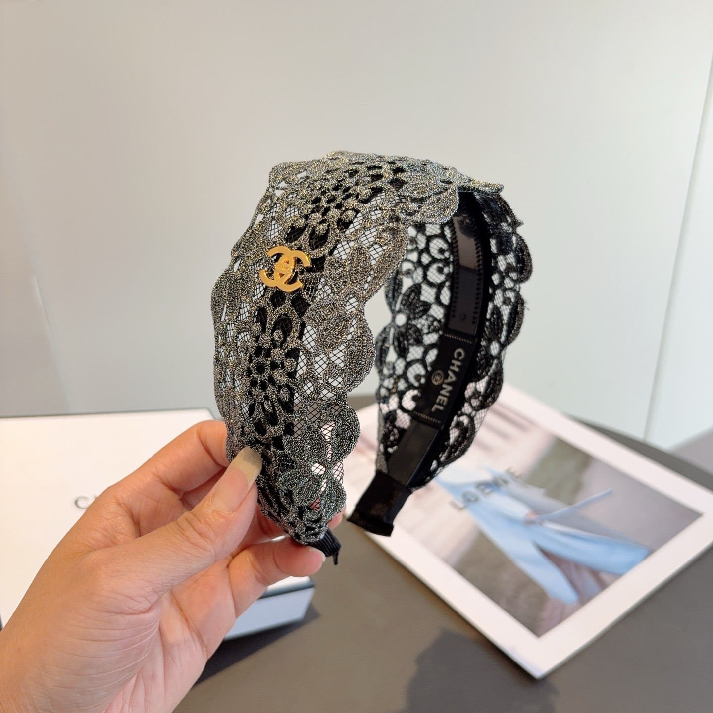 NO:895105,Comes with packaging CHANEL (Chanel) new small fragrant lace headband, new large face-showing small headband, recommended by Internet celebrities. Paired with high-end double Clogo, super exquisite, fashionable and versatile!  hairpins,hairpins,chanel,chanel,hairpins19860909配包装 CHANEL（香奈儿）新款小香花边发箍,新品巨显脸小头箍,网红爆款推荐 搭配高端双Ｃlogo ,超精致时尚百搭！发夹,发夹,chanel,chanel,hairpins,accessory