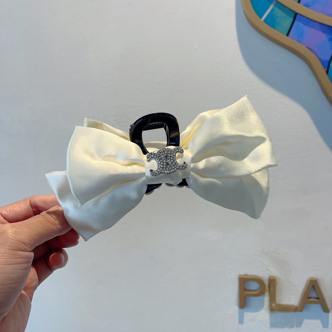 NO:895119,Comes with packaging CELINE Arc de Triomphe's new vintage gripper, duckbill hairpin, classic letter logo spring clip, super exquisite, will be a hit if you repost the picture!  Counter-shipped hairpins, hairpins, celine, celine, hairpins19860909配包装 CELINE（赛琳） 凯旋门新款复古抓夹 鸭嘴夹发夹,经典字母logo弹簧夹, 超精致,转图必爆哈！专柜出货发夹,发夹,celine,celine,hairpins,accessory