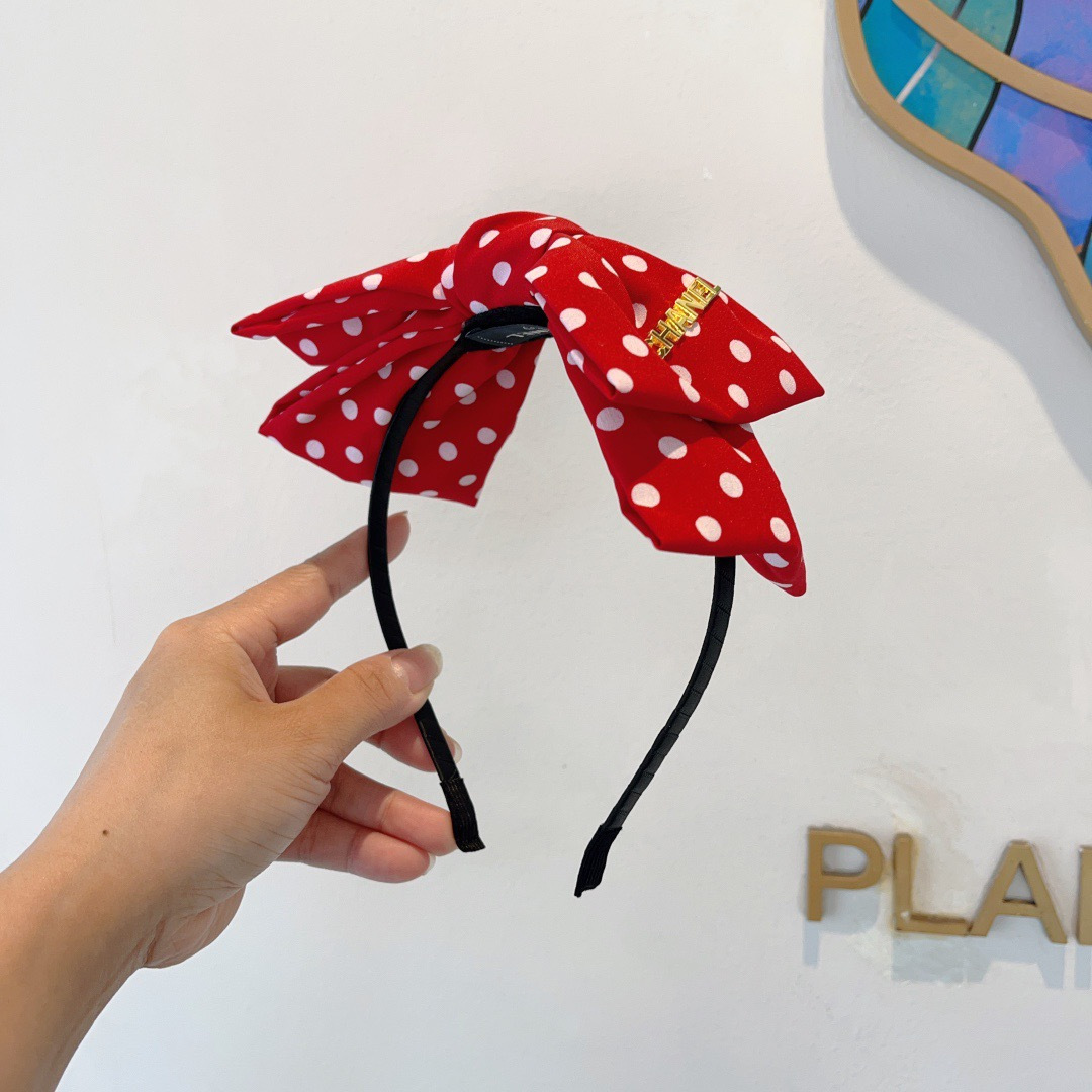 NO:895144,Comes with packaging CHANEL (Chanel) new small fragrance polka-dot bow exquisite headband, retro headband, recommended by Internet celebrities. With high-end materials, super exquisite, fashionable and versatile. Hairpins, hairpins, chanel, chanel, hairpins19860909配包装 CHANEL（香奈儿）新款小香风波点蝴蝶结精致发箍,复古头箍,网红爆款推荐 搭配高端材质,超精致,时尚百搭.发夹,发夹,chanel,chanel,hairpins,accessory