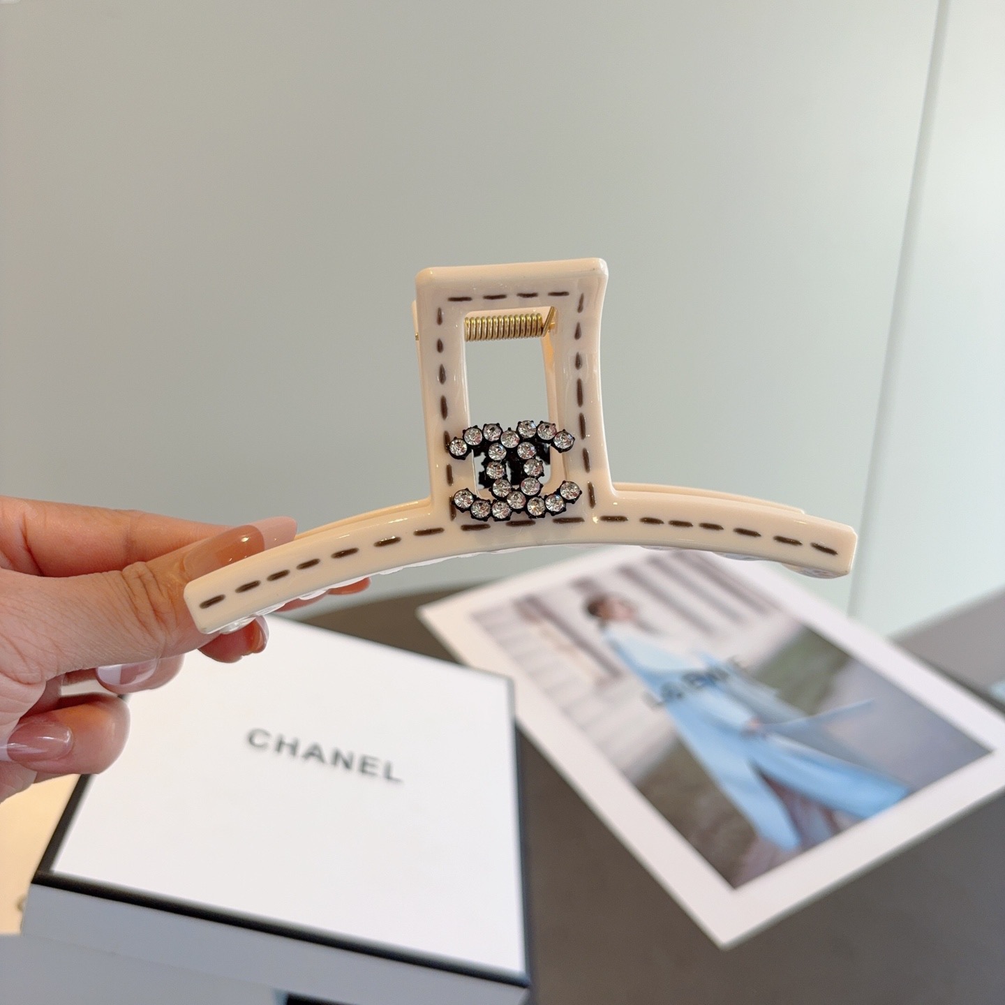 NO:895151,Comes with packaging (single) ＣＨＡＮＥＬ CHANEL Chanel high-looking one-word clip, versatile simple hairpin, original material, a must-have item for goddesses, super exquisite! Celebrity style. Hairpins, hairpins, chanel, hairpins19860909配包装（单个） ＣＨＡＮＥＬ香奈儿高颜值一字抓夹,百搭简约发夹 原单材质,女神必备单品,超级精致哦!名媛范儿.发夹,发夹,chanel,hairpins,accessory