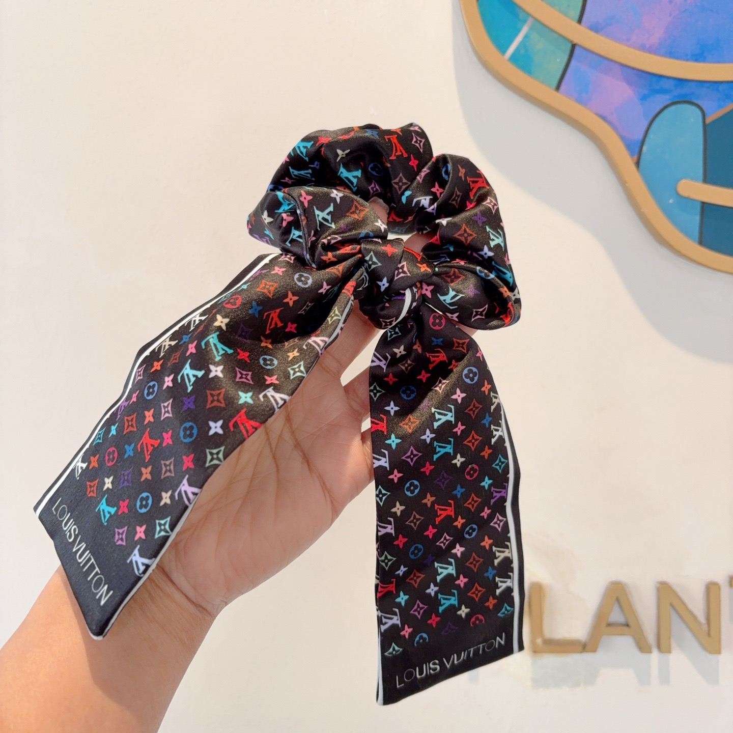 NO:895130,Comes with packaging LV (Louis Vuitton) classic letter ribbon ponytail hair tie butterfly colon ring, high-end Korean style rubber band, classic flower design, high-end atmosphere, celebrity style, hairpins, hairpins, louis vuitton, louis vuitton, hairpins19860909配包装 LV（路易威登）经典字母飘带马尾发圈 蝴蝶结肠圈,高档韩版皮筋,经典花型设计, 高端大气,名媛范儿,发夹,发夹,louis vuitton,louis vuitton,hairpins,accessory