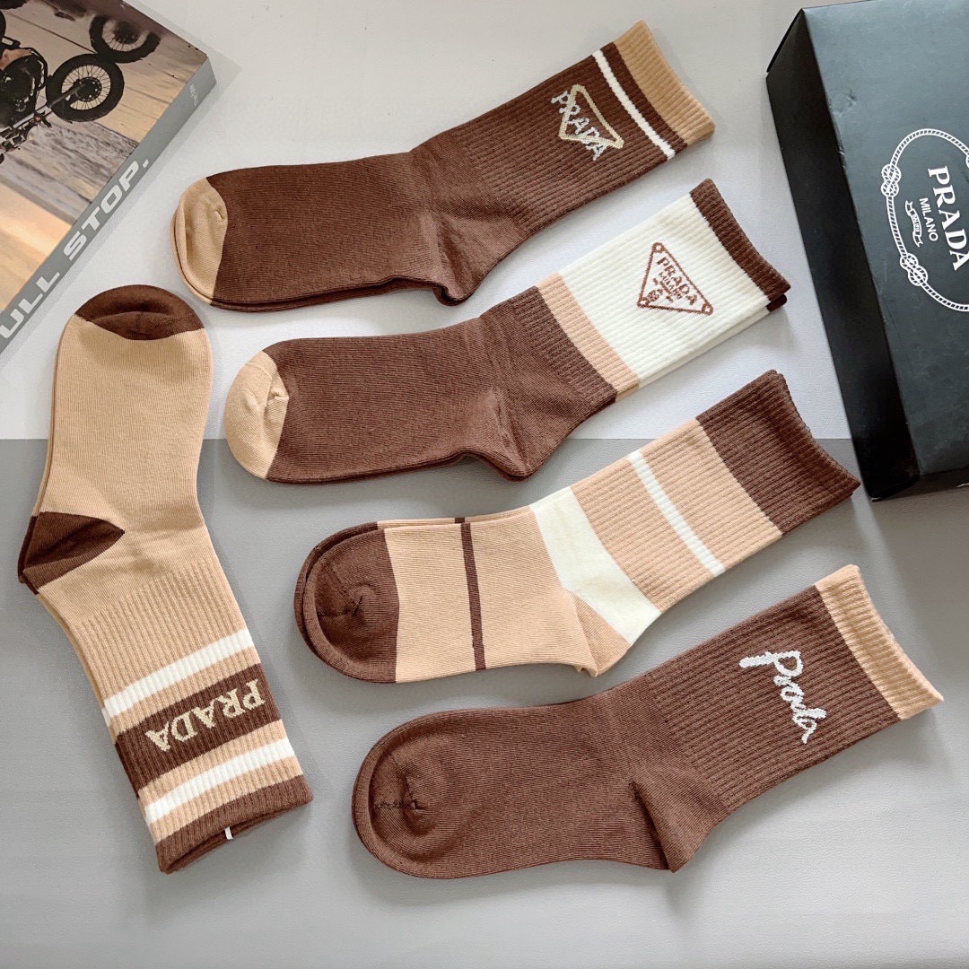 配包装（一盒5双）PRADA（普拉达） 新款高端纯棉材质小腿袜子！爆款三角标字母专柜同步长筒袜，💛大牌出
