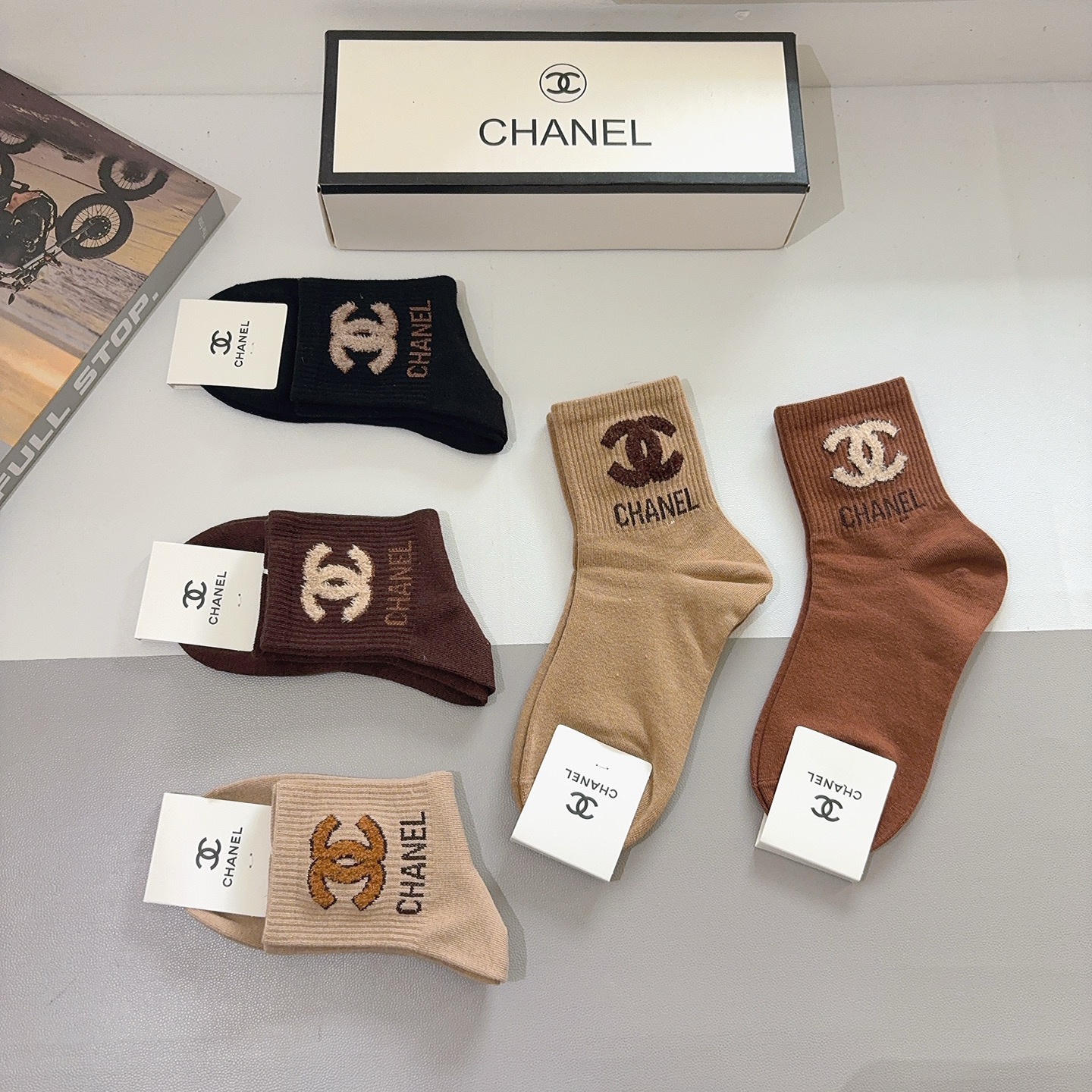 配包装（一盒5双）CHANEL 香奈儿经典中筒袜子 经典双C图案logo，专柜同步袜子❗️大牌出街，潮人