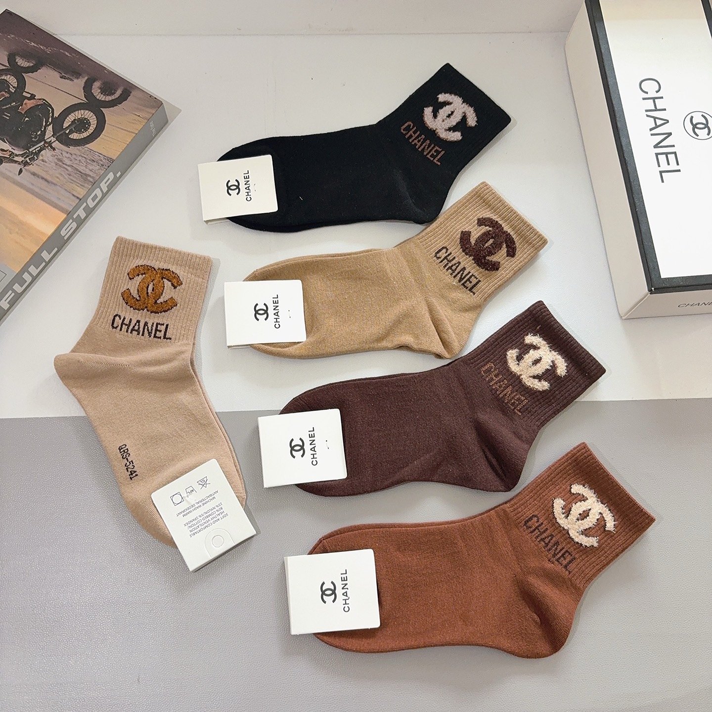 配包装（一盒5双）CHANEL 香奈儿经典中筒袜子 经典双C图案logo，专柜同步袜子❗️大牌出街，潮人