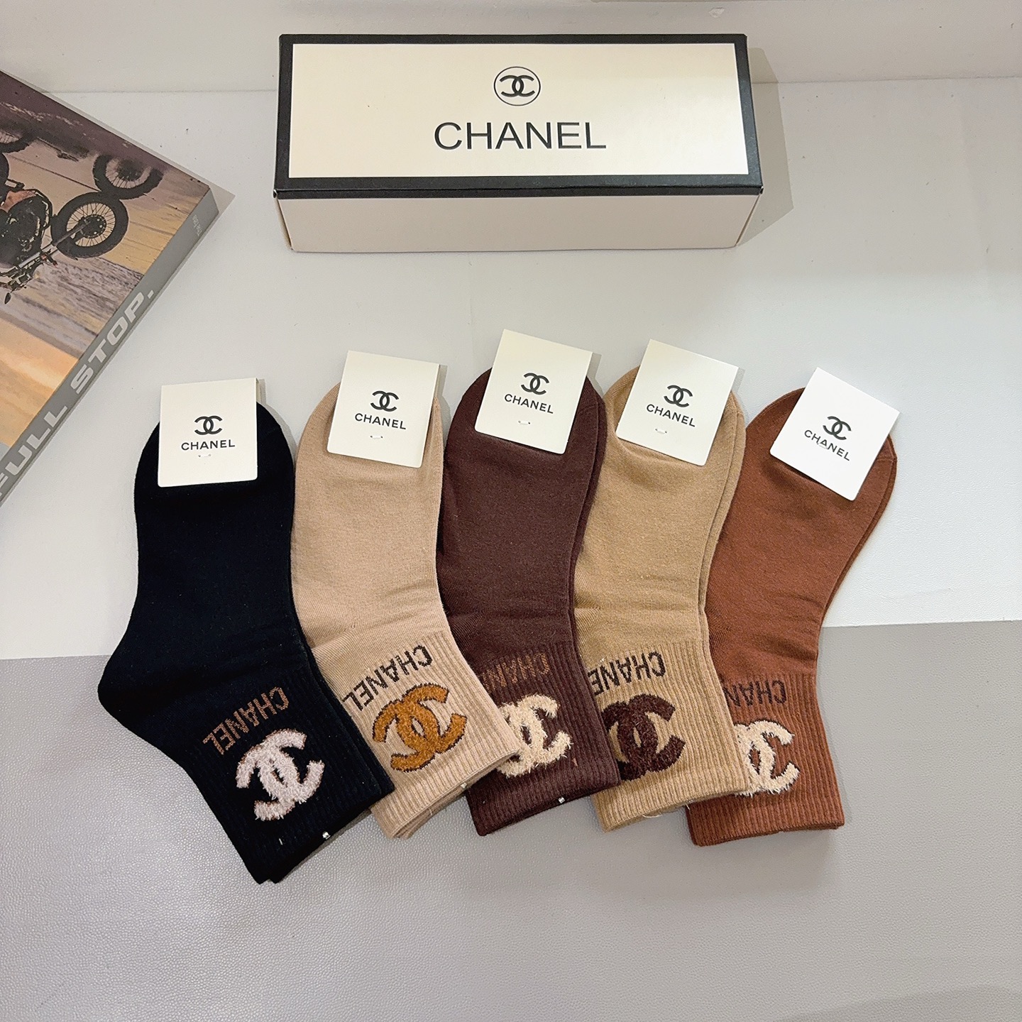 配包装（一盒5双）CHANEL 香奈儿经典中筒袜子 经典双C图案logo，专柜同步袜子❗️大牌出街，潮人