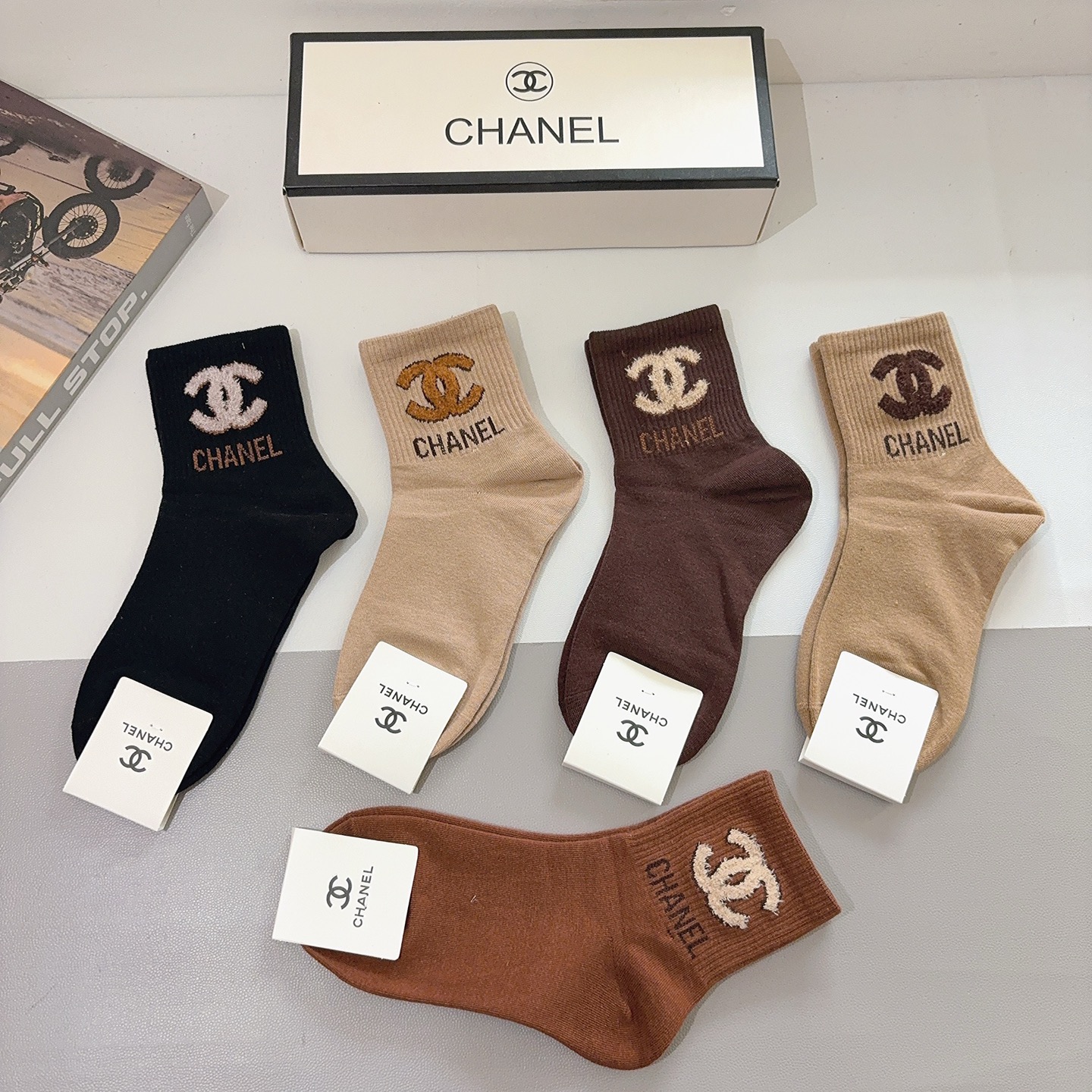 配包装（一盒5双）CHANEL 香奈儿经典中筒袜子 经典双C图案logo，专柜同步袜子❗️大牌出街，潮人