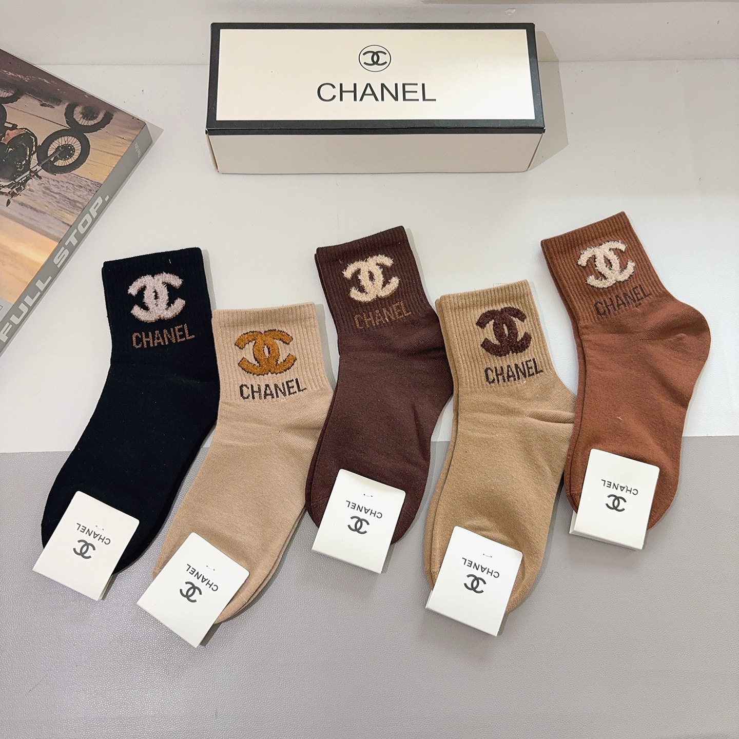 配包装（一盒5双）CHANEL 香奈儿经典中筒袜子 经典双C图案logo，专柜同步袜子❗️大牌出街，潮人