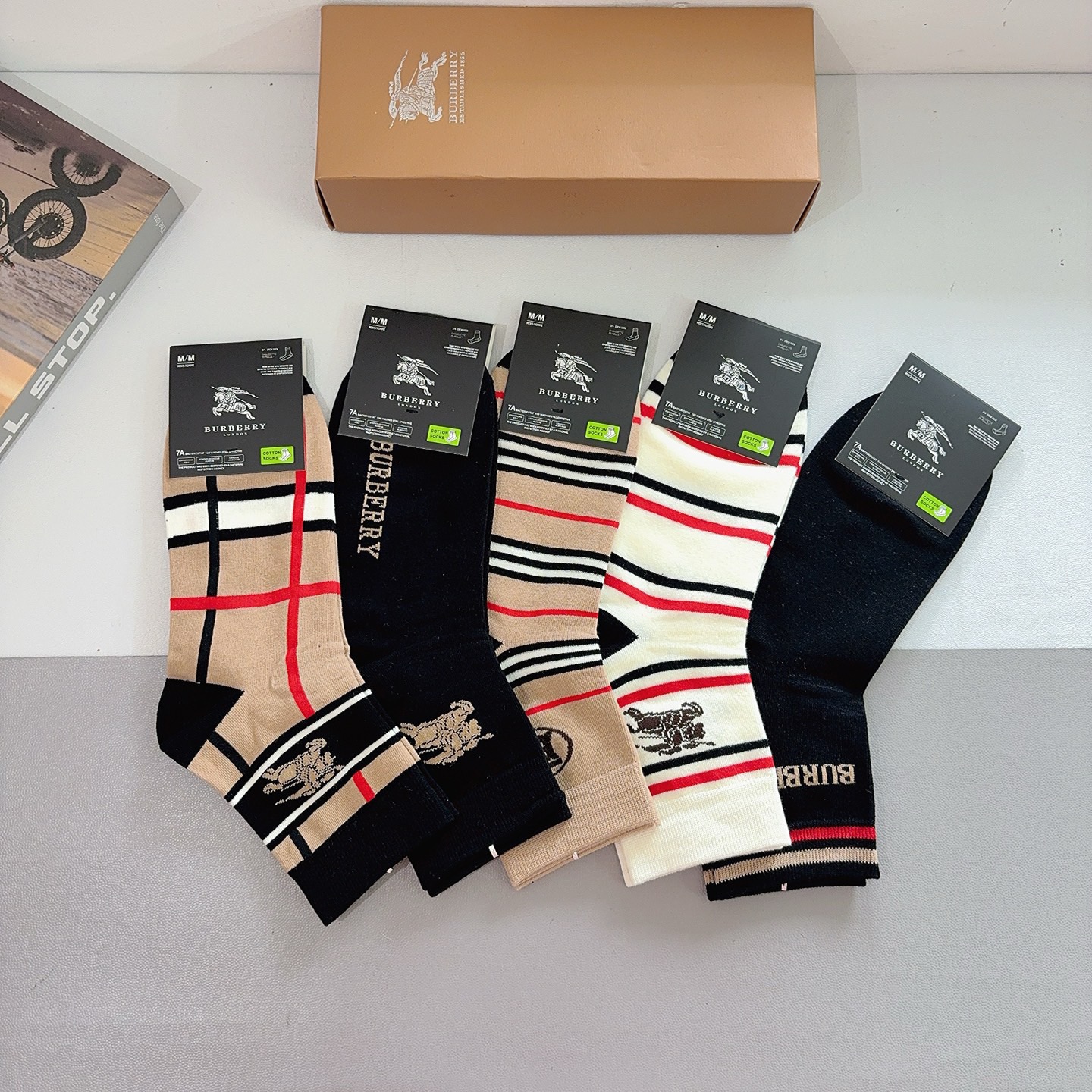 配包装（一盒5双） Burberry 巴宝莉 超火爆男款中筒袜子、纯棉面料，潮人必备款，个性时尚百搭款，