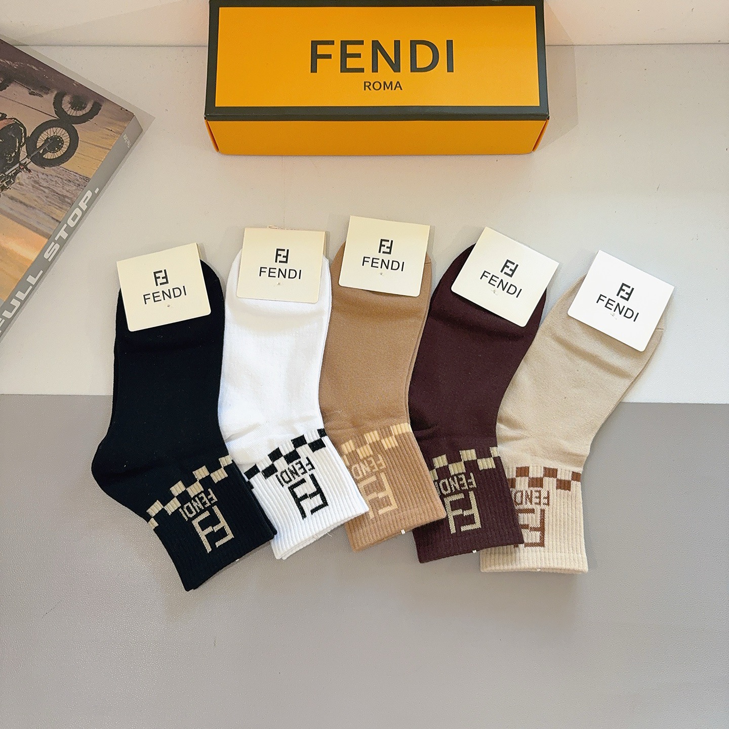 配包装（一盒5双）FENDI 芬迪 字母双Ｆ爆款中筒袜，纯棉面料， 专柜同款 💓纯棉面料，实用好穿 柔软