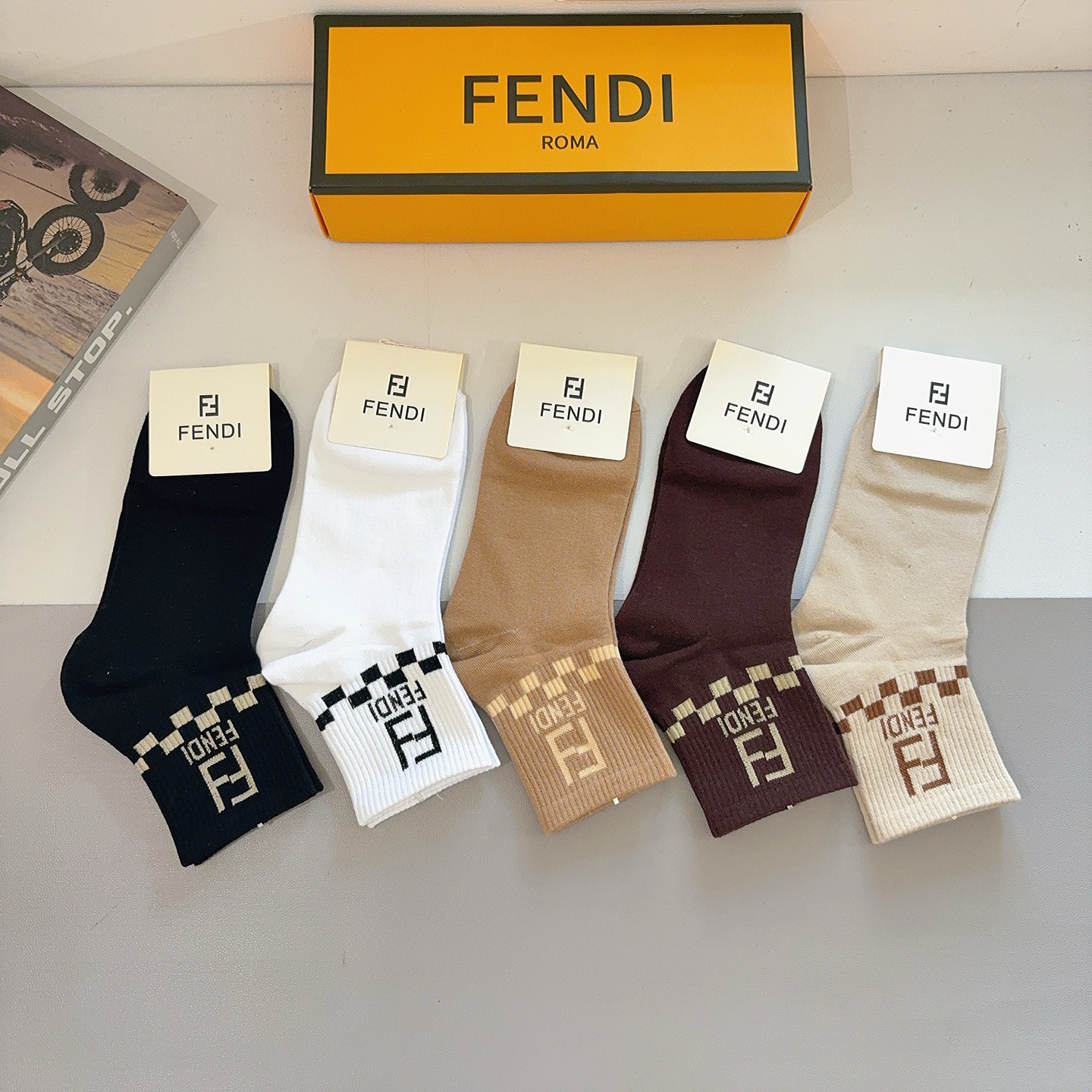 配包装（一盒5双）FENDI 芬迪 字母双Ｆ爆款中筒袜，纯棉面料， 专柜同款 💓纯棉面料，实用好穿 柔软