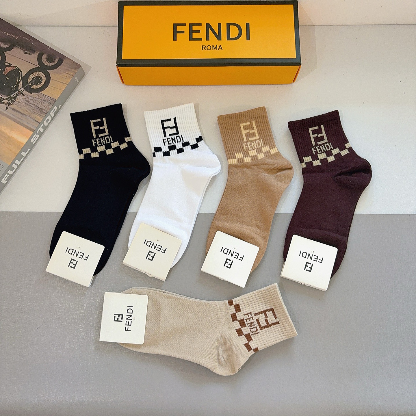 配包装（一盒5双）FENDI 芬迪 字母双Ｆ爆款中筒袜，纯棉面料， 专柜同款 💓纯棉面料，实用好穿 柔软