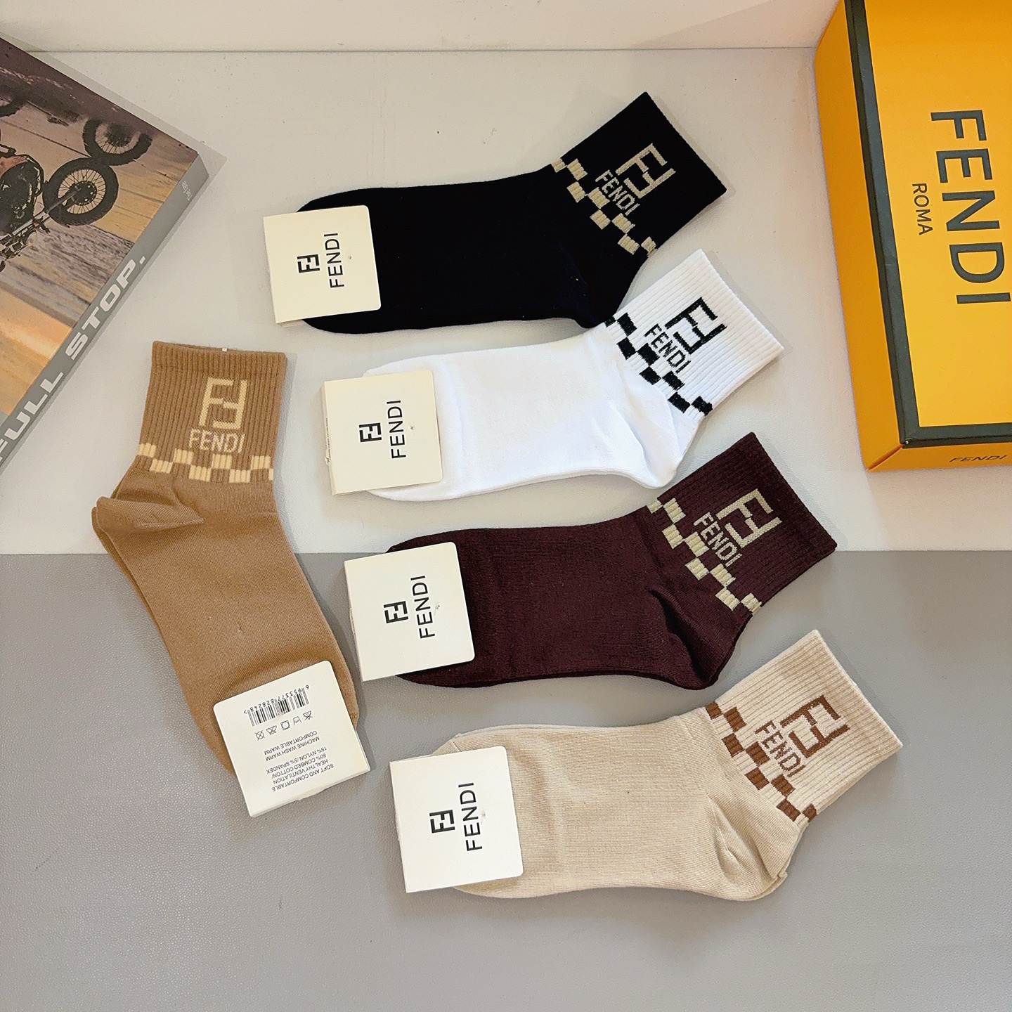 配包装（一盒5双）FENDI 芬迪 字母双Ｆ爆款中筒袜，纯棉面料， 专柜同款 💓纯棉面料，实用好穿 柔软