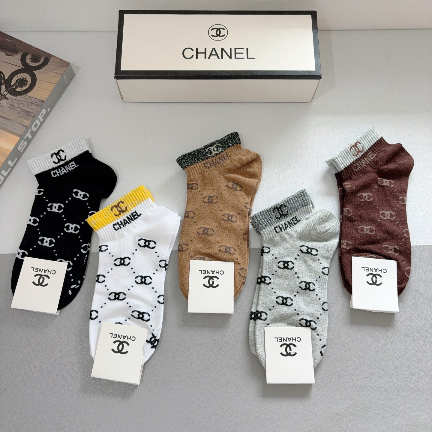 配包装（一盒5双）CHANEL 香奈儿经典袜子❗️高版本纯棉材质柔软，秒杀市场普通货，经典的双C图案lo