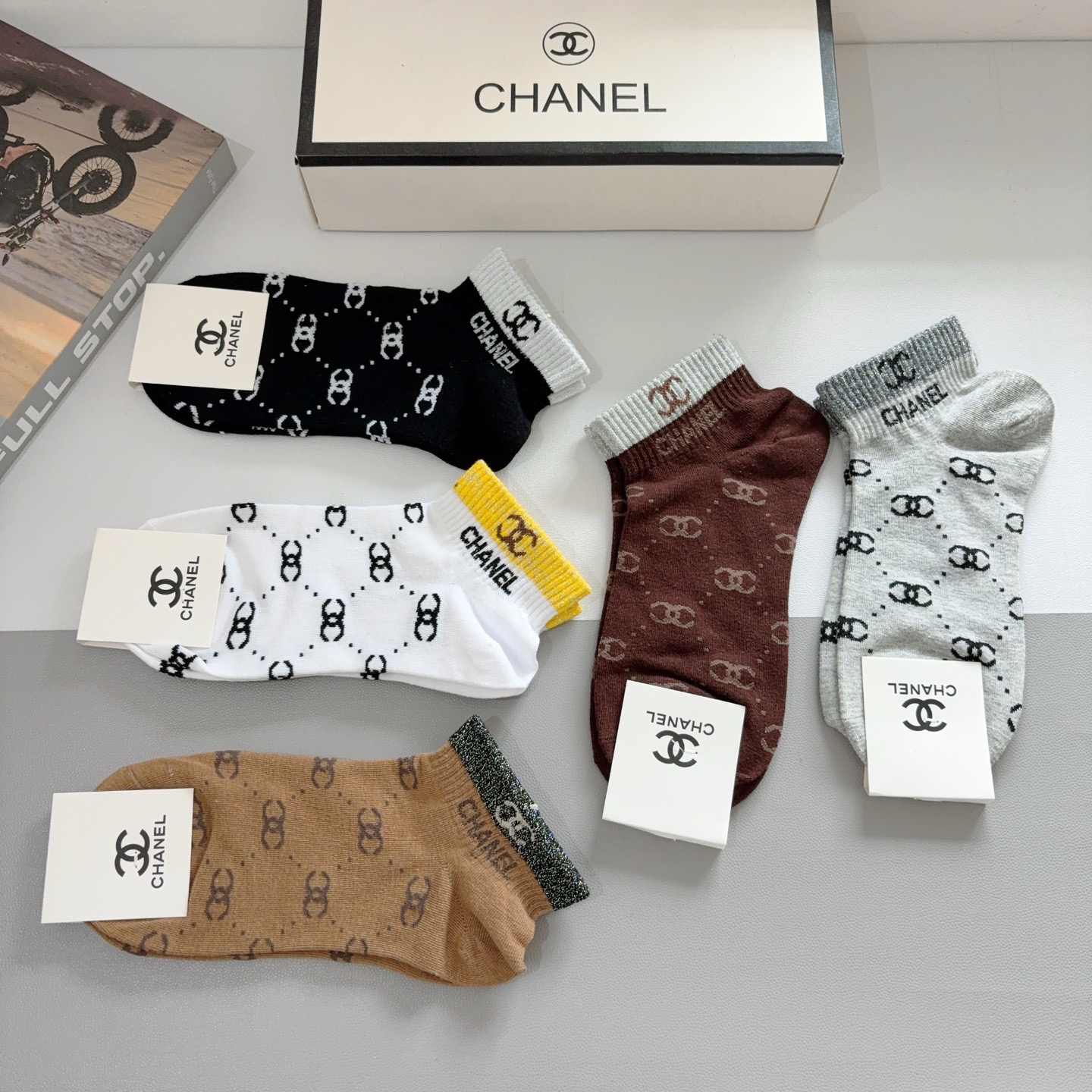 配包装（一盒5双）CHANEL 香奈儿经典袜子❗️高版本纯棉材质柔软，秒杀市场普通货，经典的双C图案lo