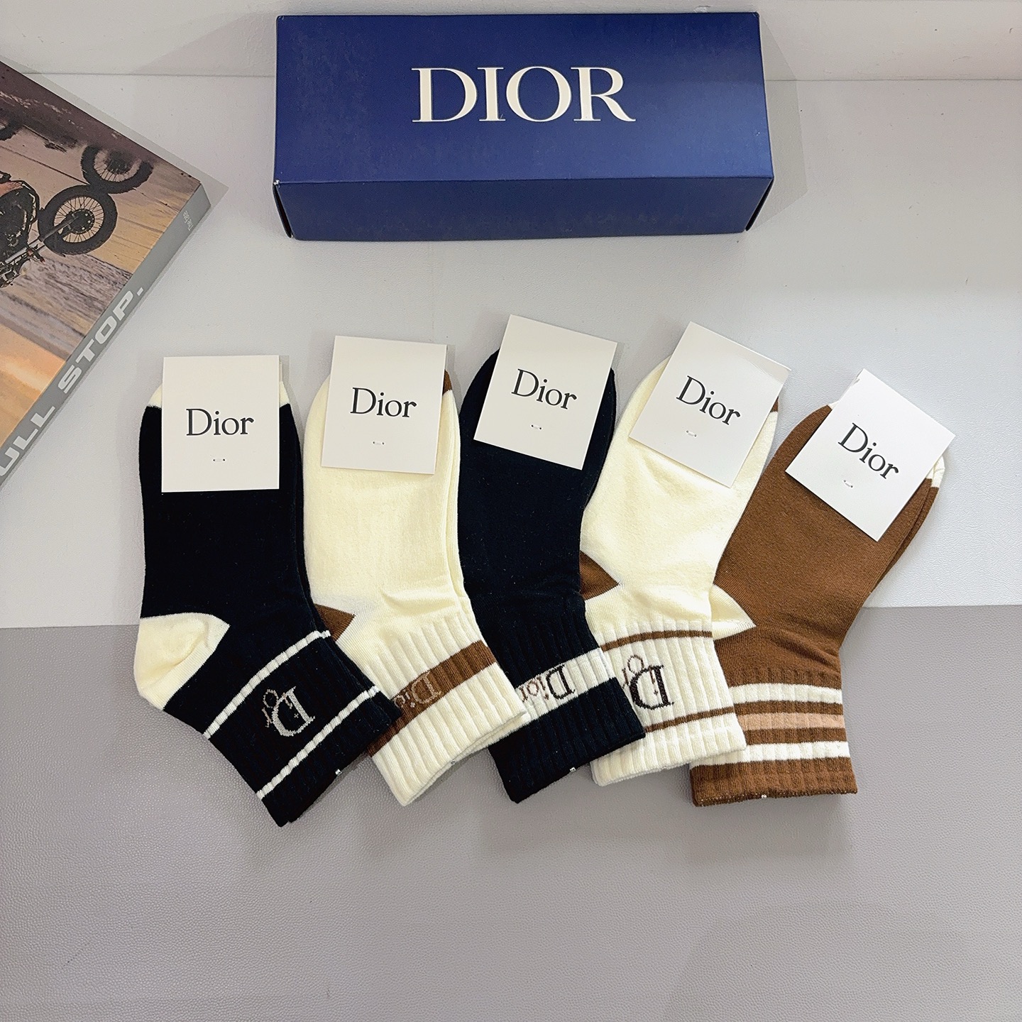 配包装（一盒5双）Dior 迪奥 新款字母中筒袜子！爆款字母专柜同步中筒袜，💛大牌出街，潮人必备🔥超好搭