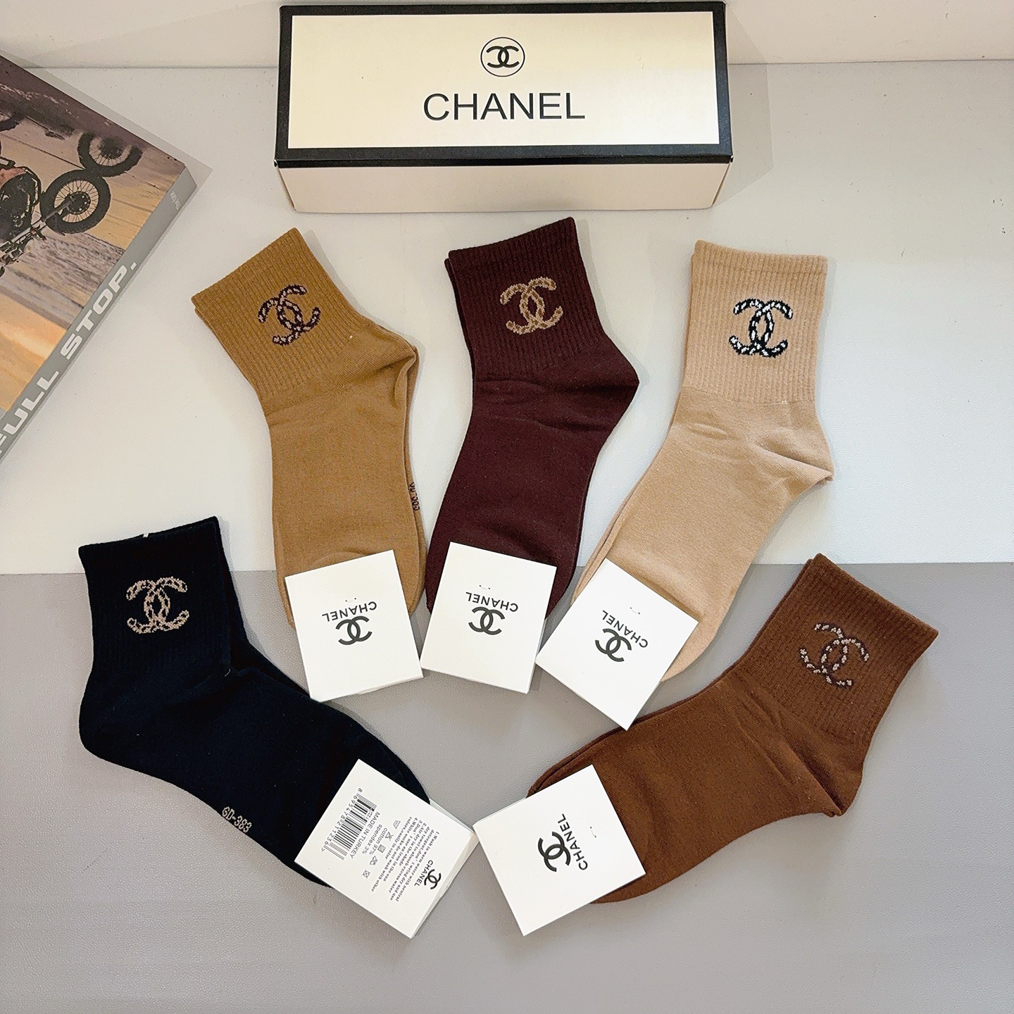 配包装（一盒5双）CHANEL 香奈儿经典中筒袜子❗️纯棉材质、经典双C图案logo，专柜同步袜子❗️大