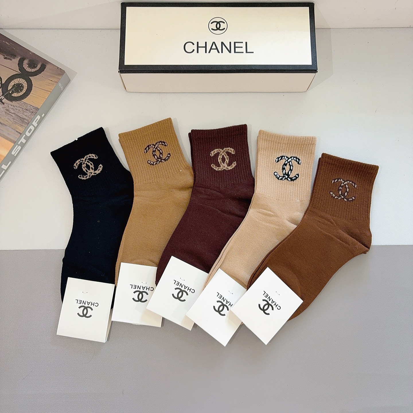 配包装（一盒5双）CHANEL 香奈儿经典中筒袜子❗️纯棉材质、经典双C图案logo，专柜同步袜子❗️大