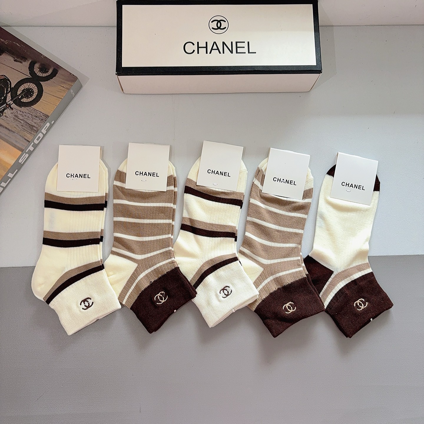 配包装（一盒5双） CHANEL 香奈儿新款刺绣纯棉袜子 经典字母logo船袜，个性时尚百搭款，！超柔软