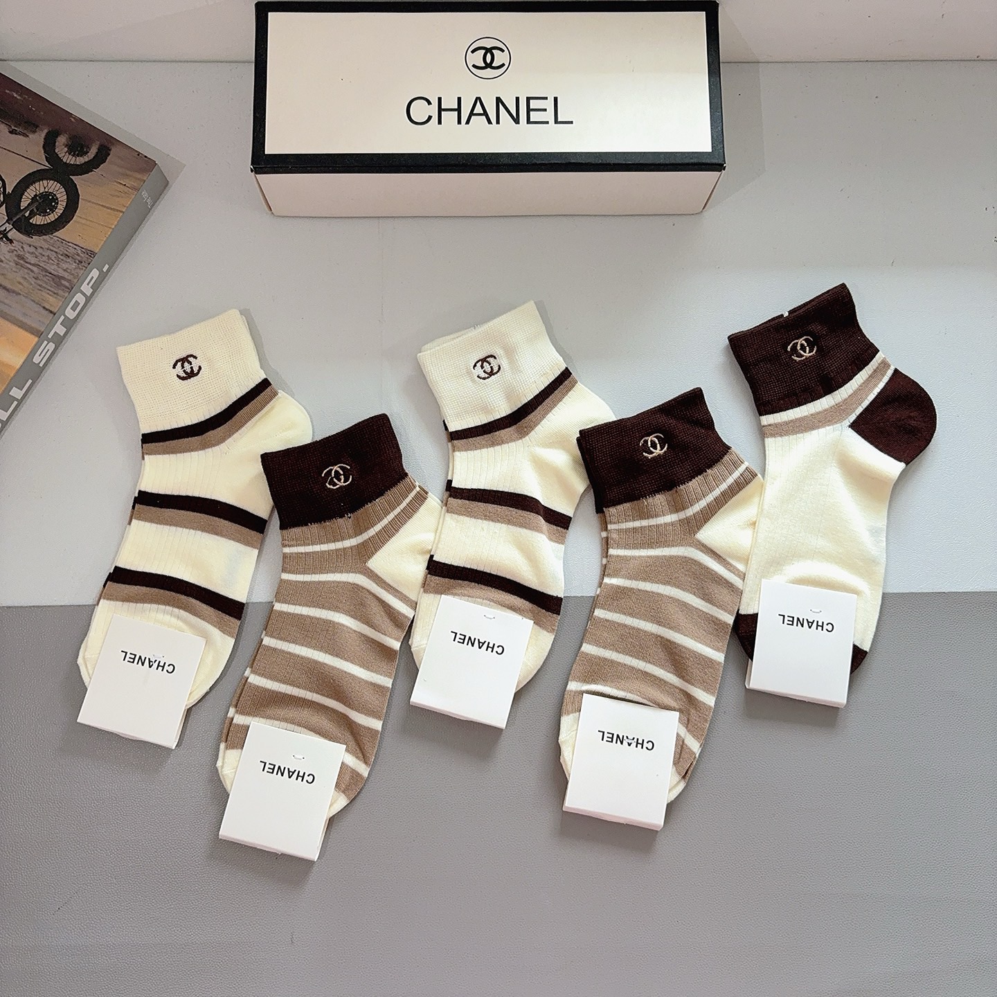 配包装（一盒5双） CHANEL 香奈儿新款刺绣纯棉袜子 经典字母logo船袜，个性时尚百搭款，！超柔软