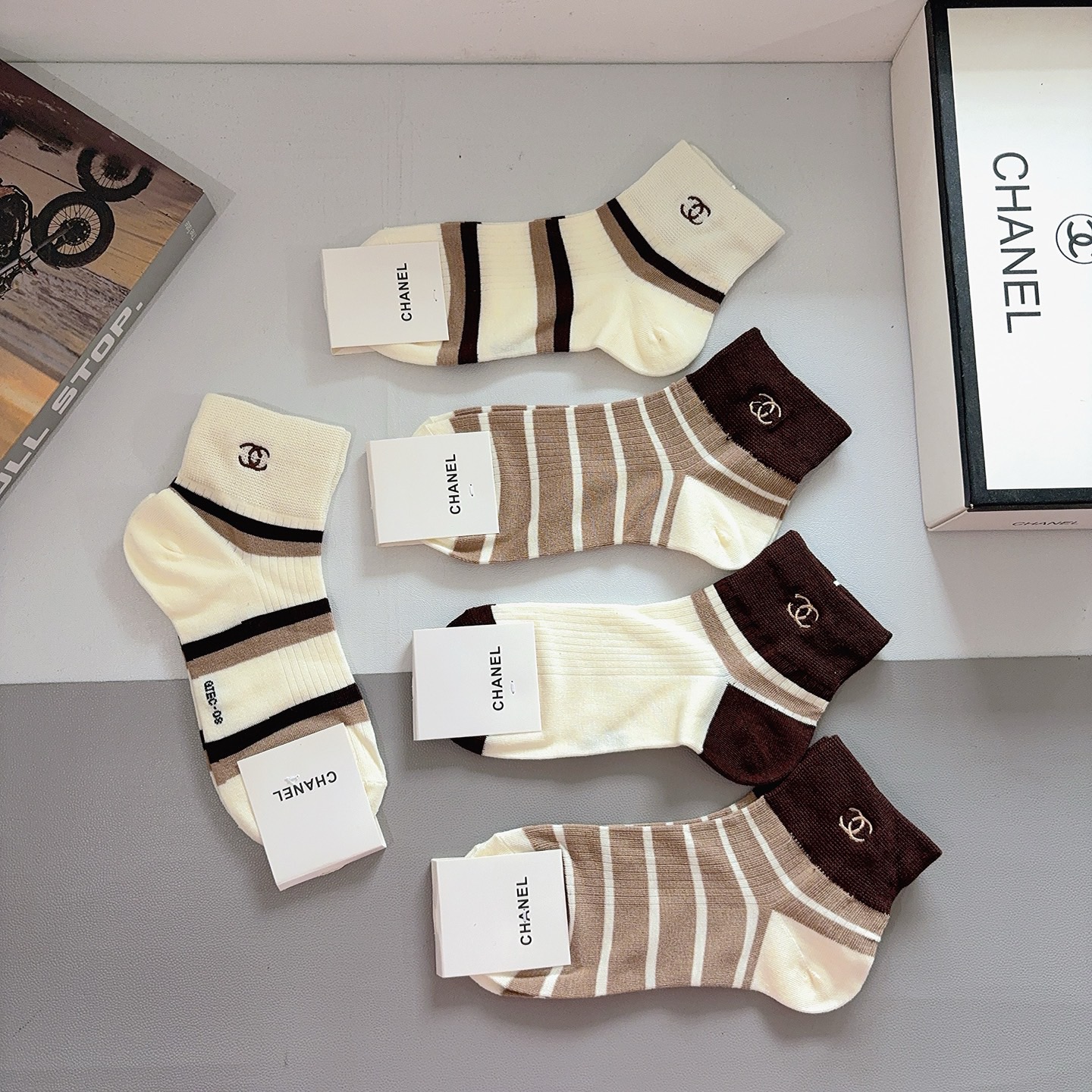 配包装（一盒5双） CHANEL 香奈儿新款刺绣纯棉袜子 经典字母logo船袜，个性时尚百搭款，！超柔软