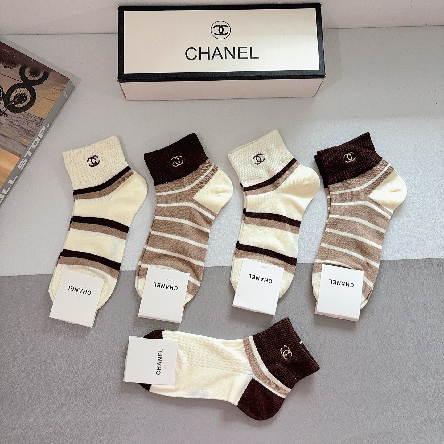 配包装（一盒5双） CHANEL 香奈儿新款刺绣纯棉袜子 经典字母logo船袜，个性时尚百搭款，！超柔软