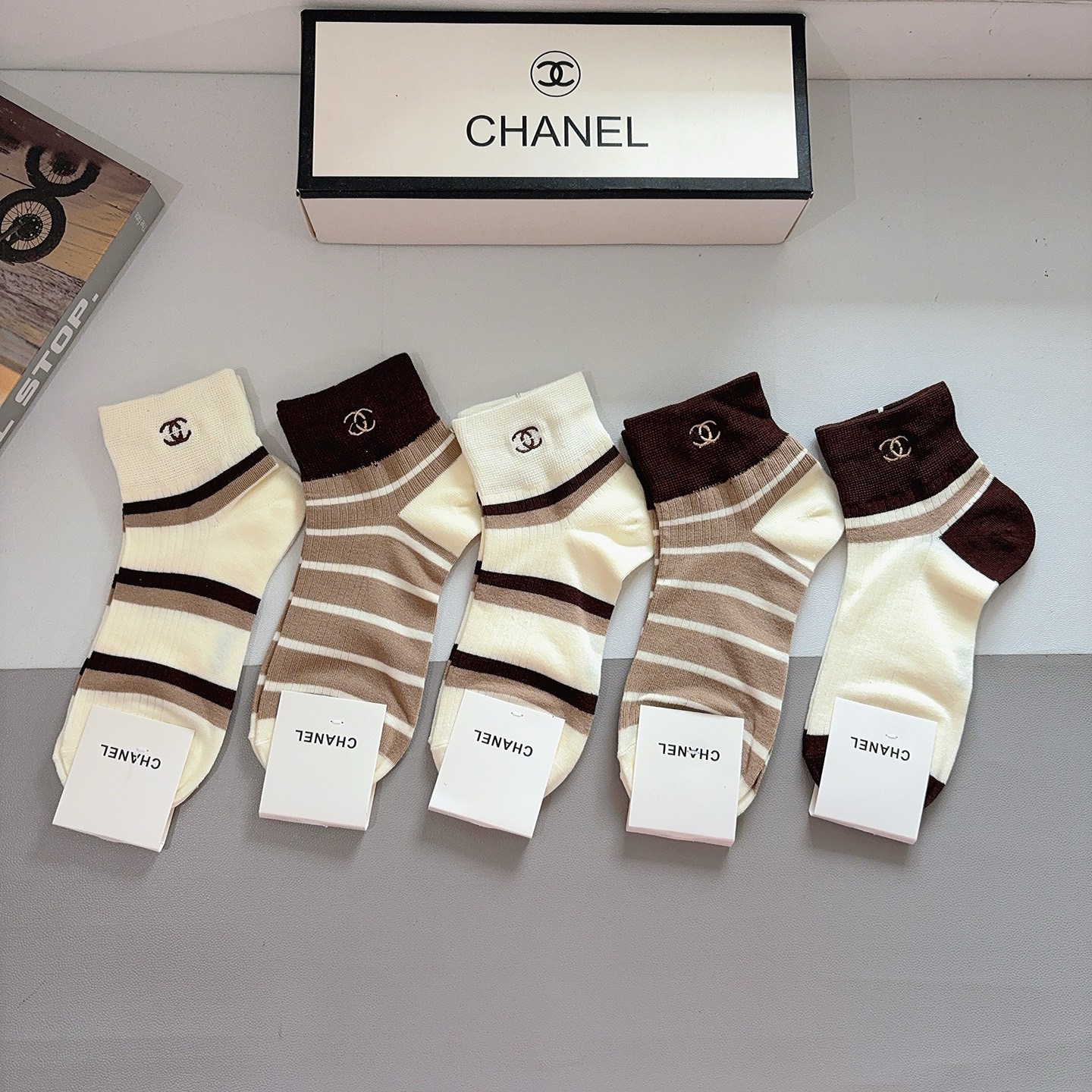 配包装（一盒5双） CHANEL 香奈儿新款刺绣纯棉袜子 经典字母logo船袜，个性时尚百搭款，！超柔软
