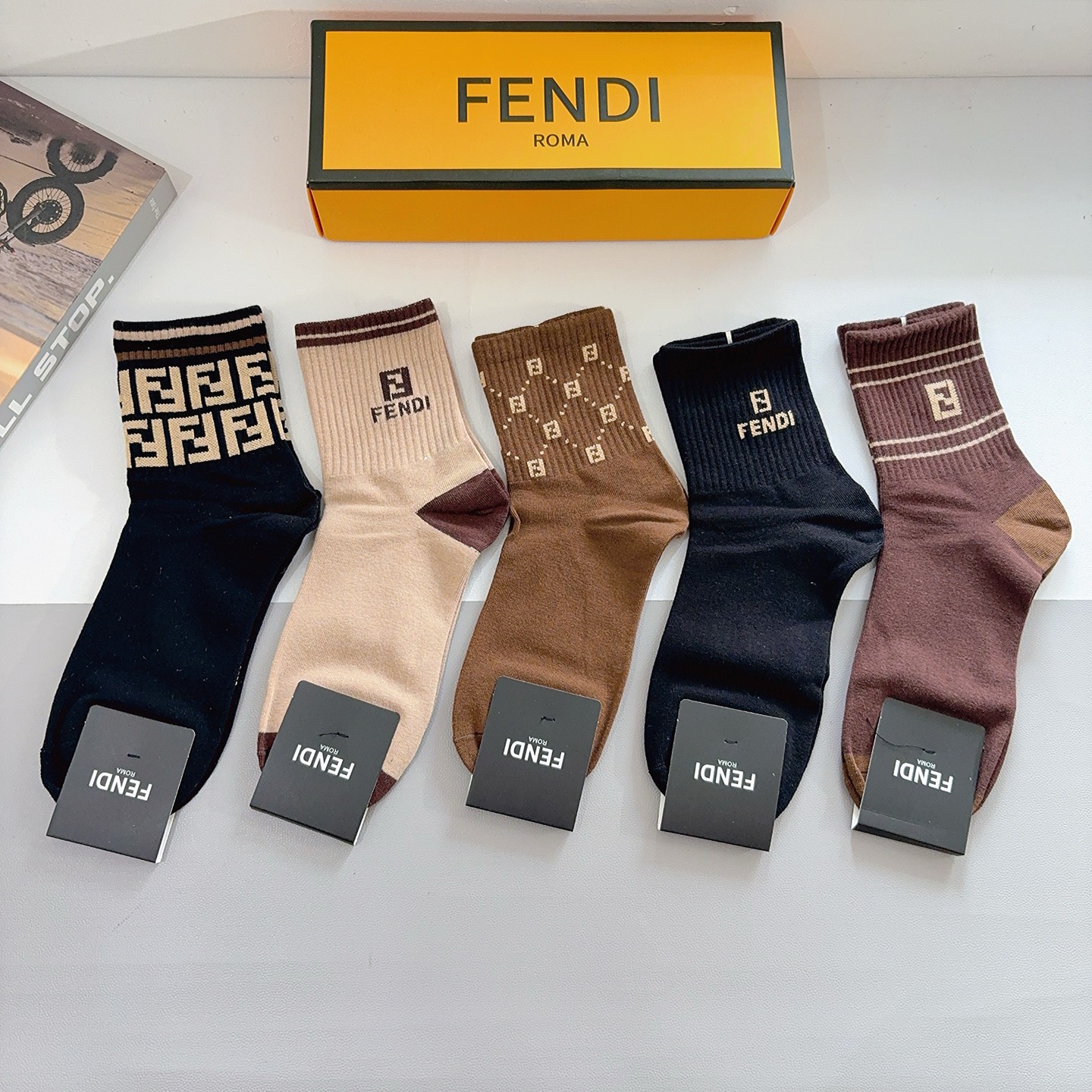 配包装（一盒5双） FENDI 芬迪 新款中筒男款袜子，纯棉面料，潮人必备 ，经典双F，个性时尚百搭款，