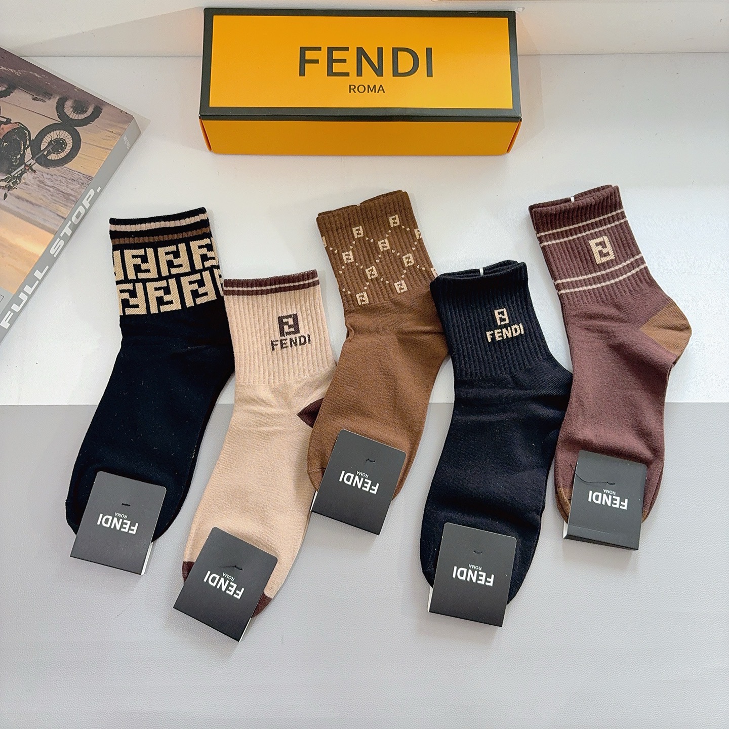 配包装（一盒5双） FENDI 芬迪 新款中筒男款袜子，纯棉面料，潮人必备 ，经典双F，个性时尚百搭款，