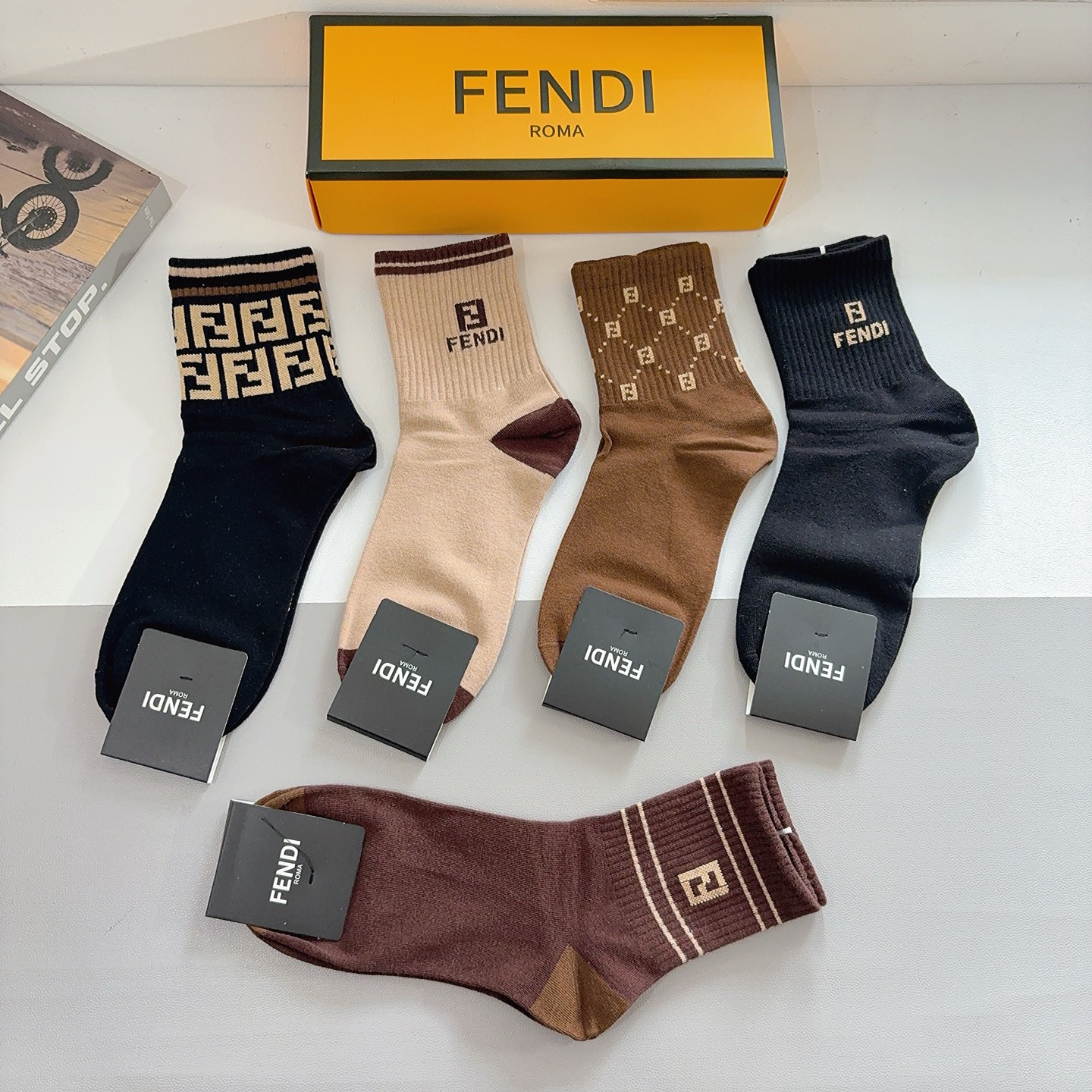 配包装（一盒5双） FENDI 芬迪 新款中筒男款袜子，纯棉面料，潮人必备 ，经典双F，个性时尚百搭款，