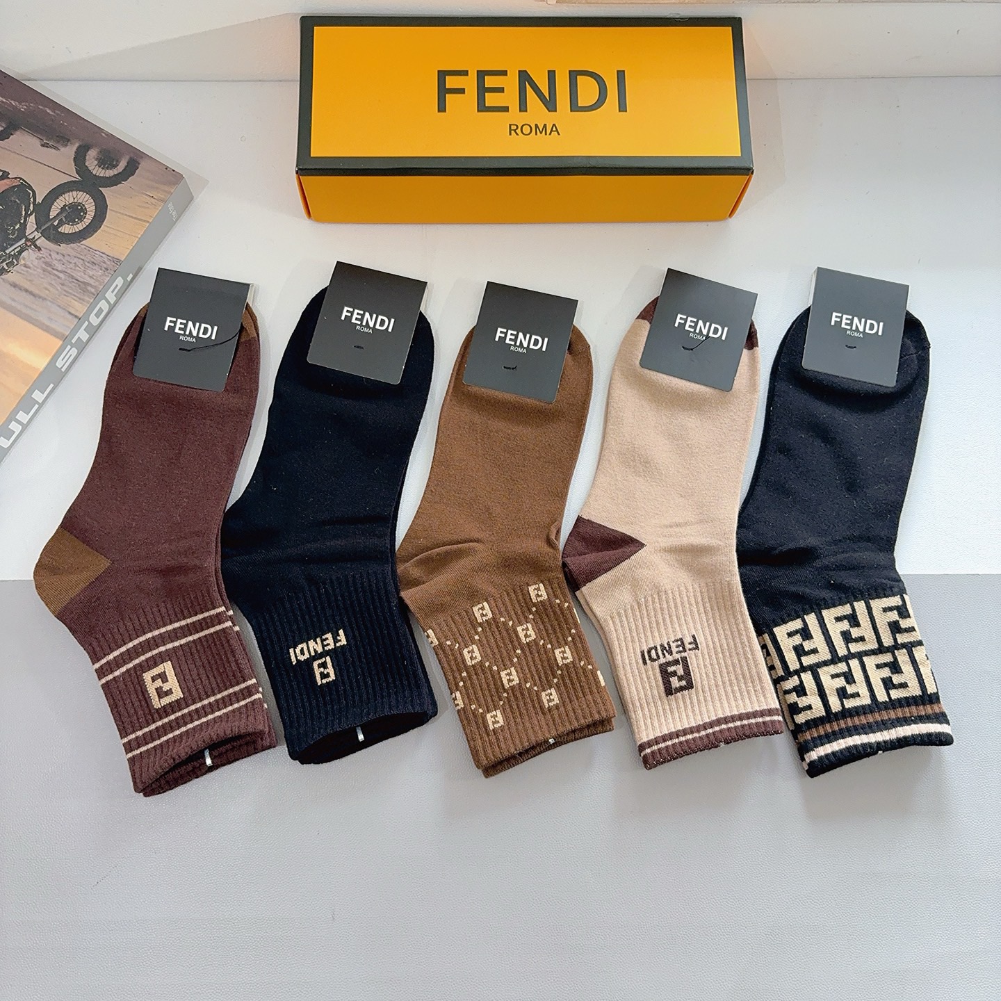 配包装（一盒5双） FENDI 芬迪 新款中筒男款袜子，纯棉面料，潮人必备 ，经典双F，个性时尚百搭款，