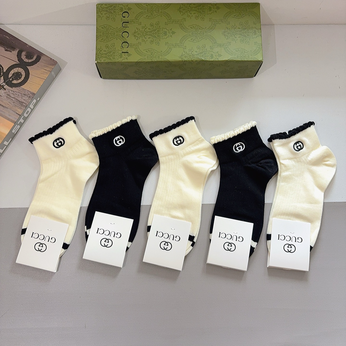 配包装（一盒5双） Gucci 古奇新款刺绣纯棉袜子 经典字母logo船袜，个性时尚百搭款，！超柔软材质