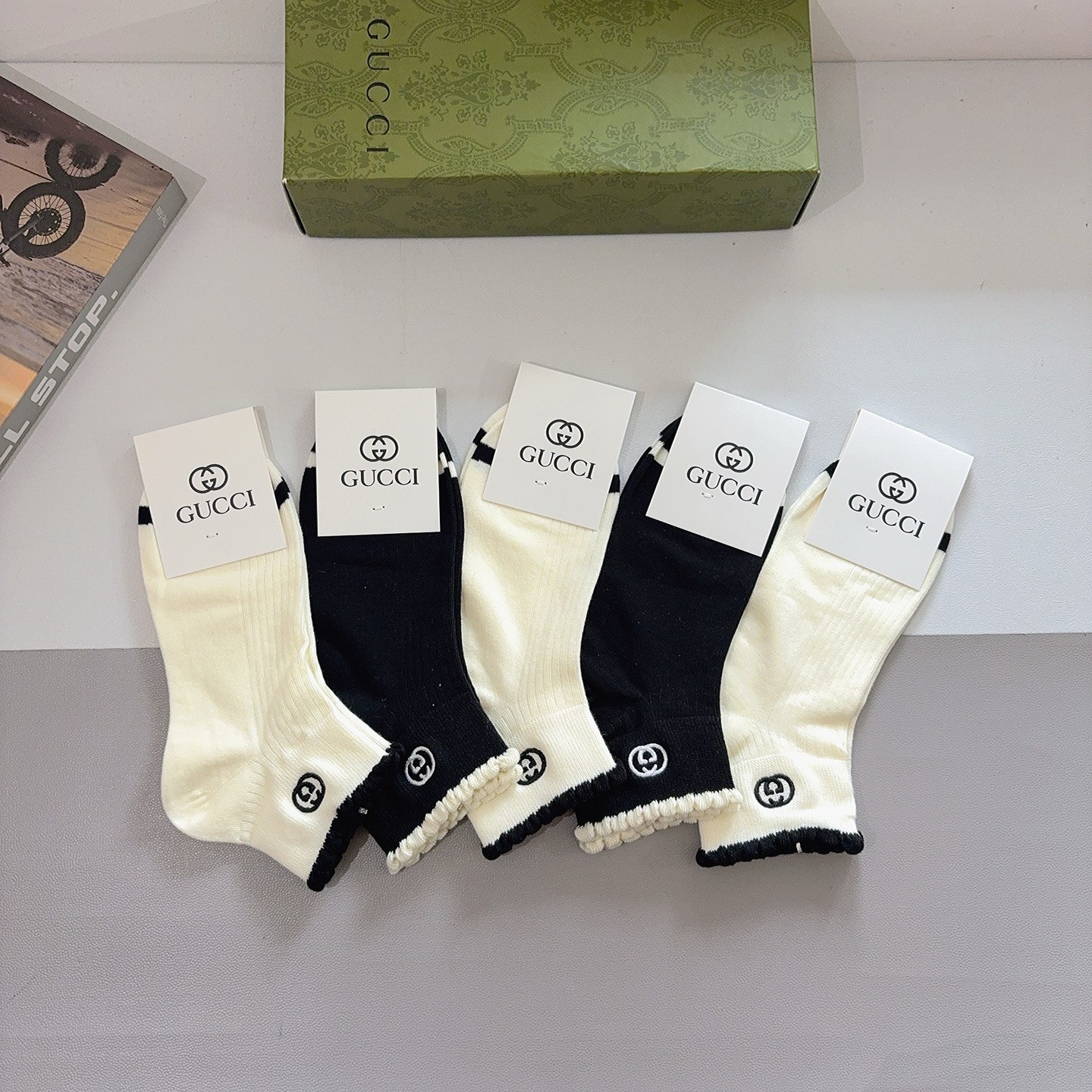 配包装（一盒5双） Gucci 古奇新款刺绣纯棉袜子 经典字母logo船袜，个性时尚百搭款，！超柔软材质
