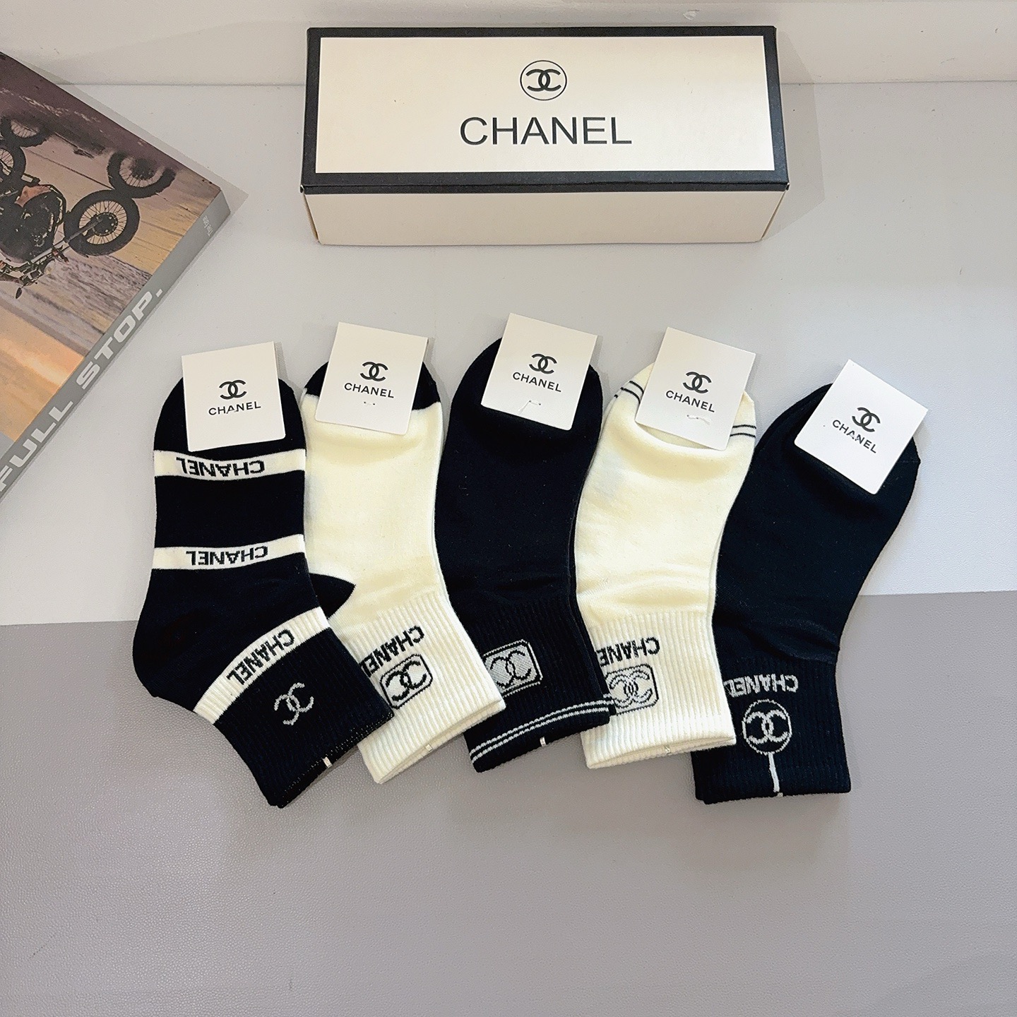 配包装（一盒5双）CHANEL 香奈儿经典中筒袜子❗️纯棉材质、经典双C图案logo，专柜同步袜子❗️大