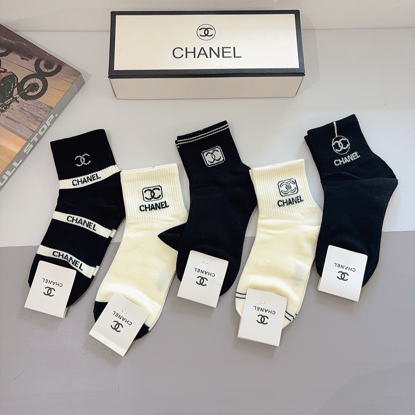 配包装（一盒5双）CHANEL 香奈儿经典中筒袜子❗️纯棉材质、经典双C图案logo，专柜同步袜子❗️大