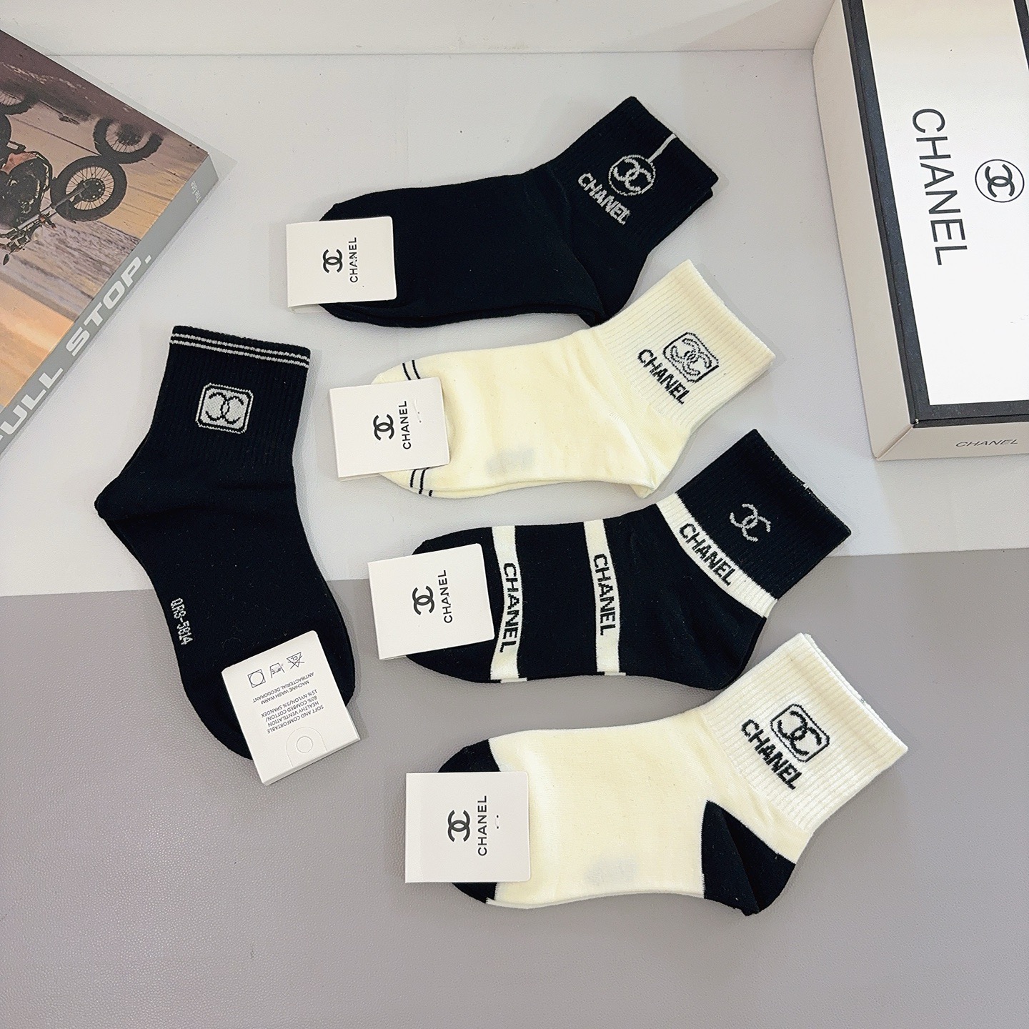 配包装（一盒5双）CHANEL 香奈儿经典中筒袜子❗️纯棉材质、经典双C图案logo，专柜同步袜子❗️大