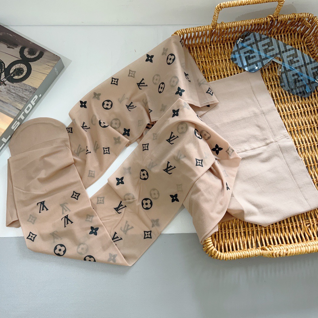 配包装（一盒1双）LV 路易威登 爆款字母袜子 连裤袜🌟好看到爆炸 ，欧美大牌丝袜🔥🌟潮人秋冬必备单品 