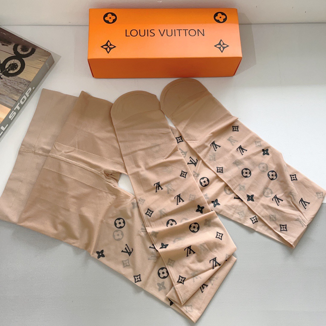 配包装（一盒1双）LV 路易威登 爆款字母袜子 连裤袜🌟好看到爆炸 ，欧美大牌丝袜🔥🌟潮人秋冬必备单品 