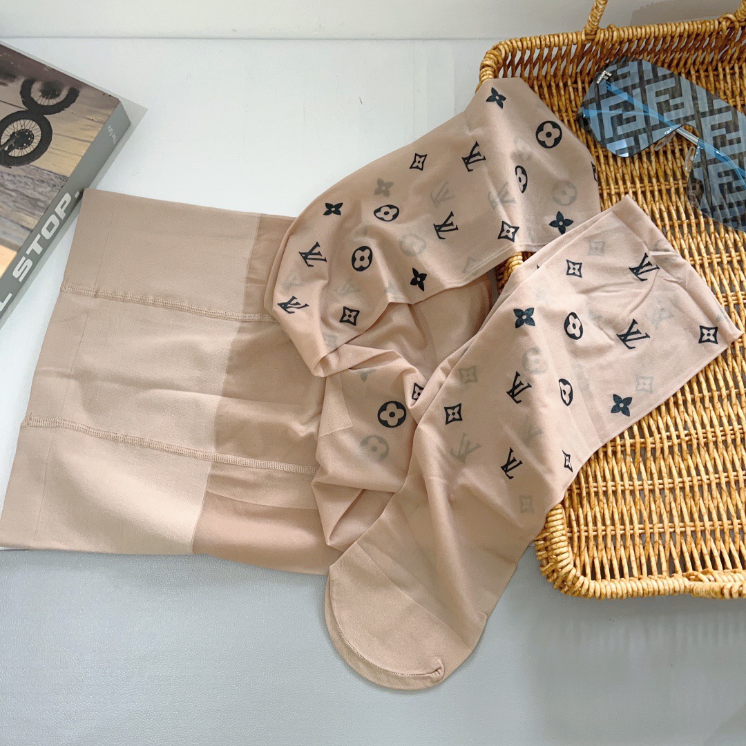 配包装（一盒1双）LV 路易威登 爆款字母袜子 连裤袜🌟好看到爆炸 ，欧美大牌丝袜🔥🌟潮人秋冬必备单品 