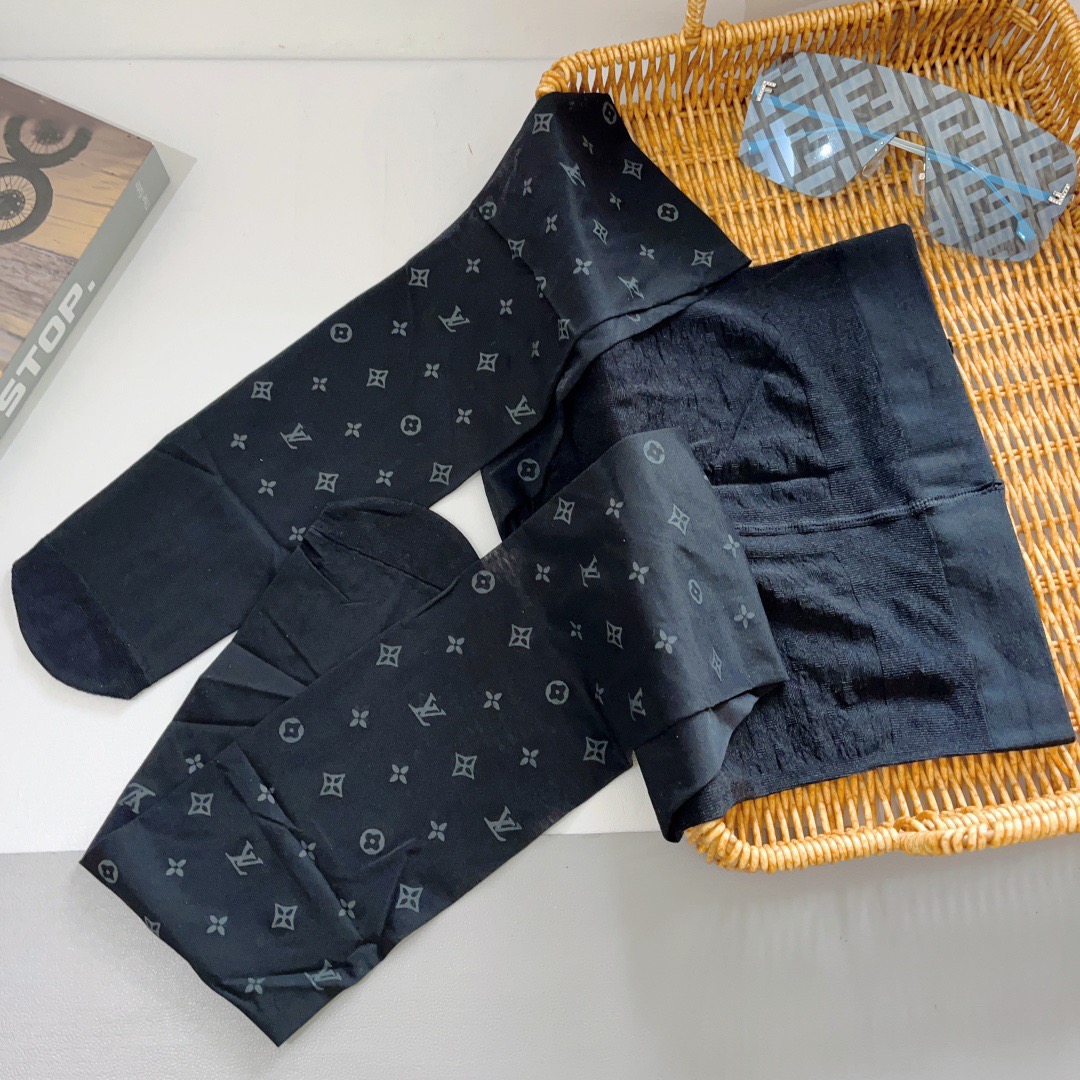 配包装（一盒1双）LV 路易威登 爆款字母袜子 连裤袜🌟好看到爆炸 ，欧美大牌丝袜🔥🌟潮人秋冬必备单品 