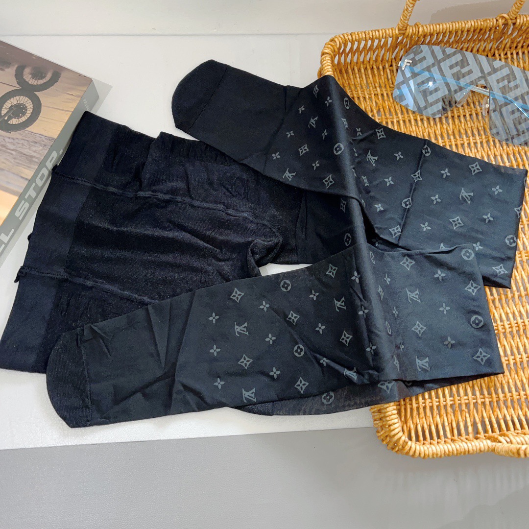 配包装（一盒1双）LV 路易威登 爆款字母袜子 连裤袜🌟好看到爆炸 ，欧美大牌丝袜🔥🌟潮人秋冬必备单品 