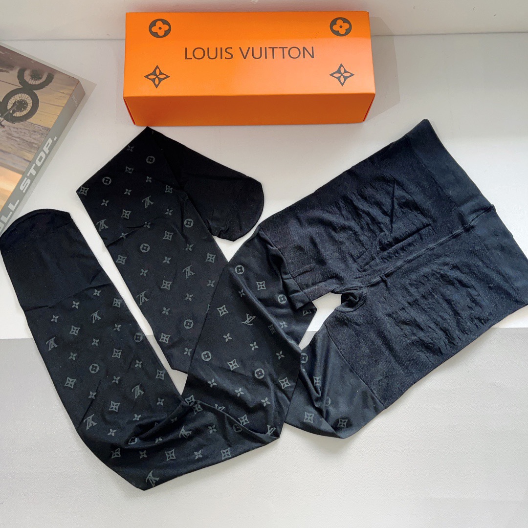 配包装（一盒1双）LV 路易威登 爆款字母袜子 连裤袜🌟好看到爆炸 ，欧美大牌丝袜🔥🌟潮人秋冬必备单品 