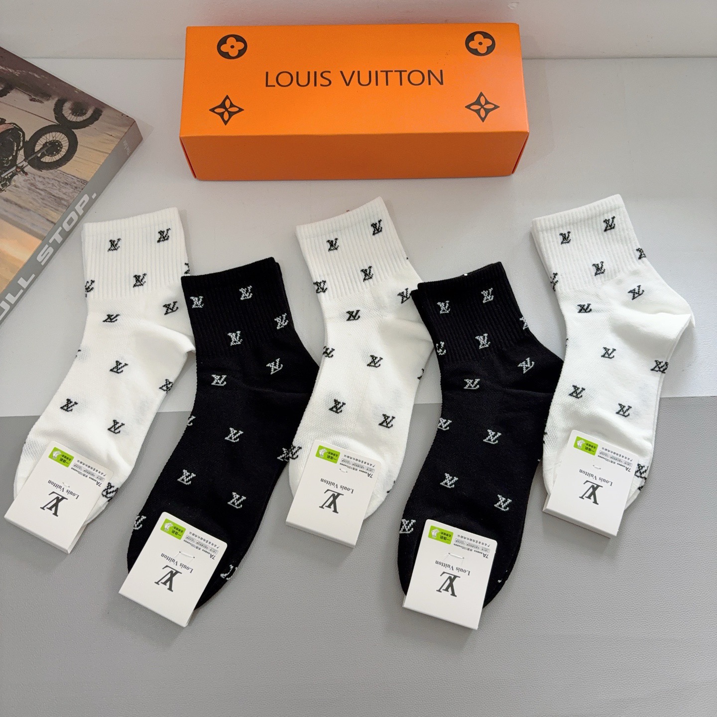 配包装（一盒5双）CHANEL 香奈儿经典中筒袜子❗️高版本纯棉材质柔软，秒杀市场普通货，经典的双C图案