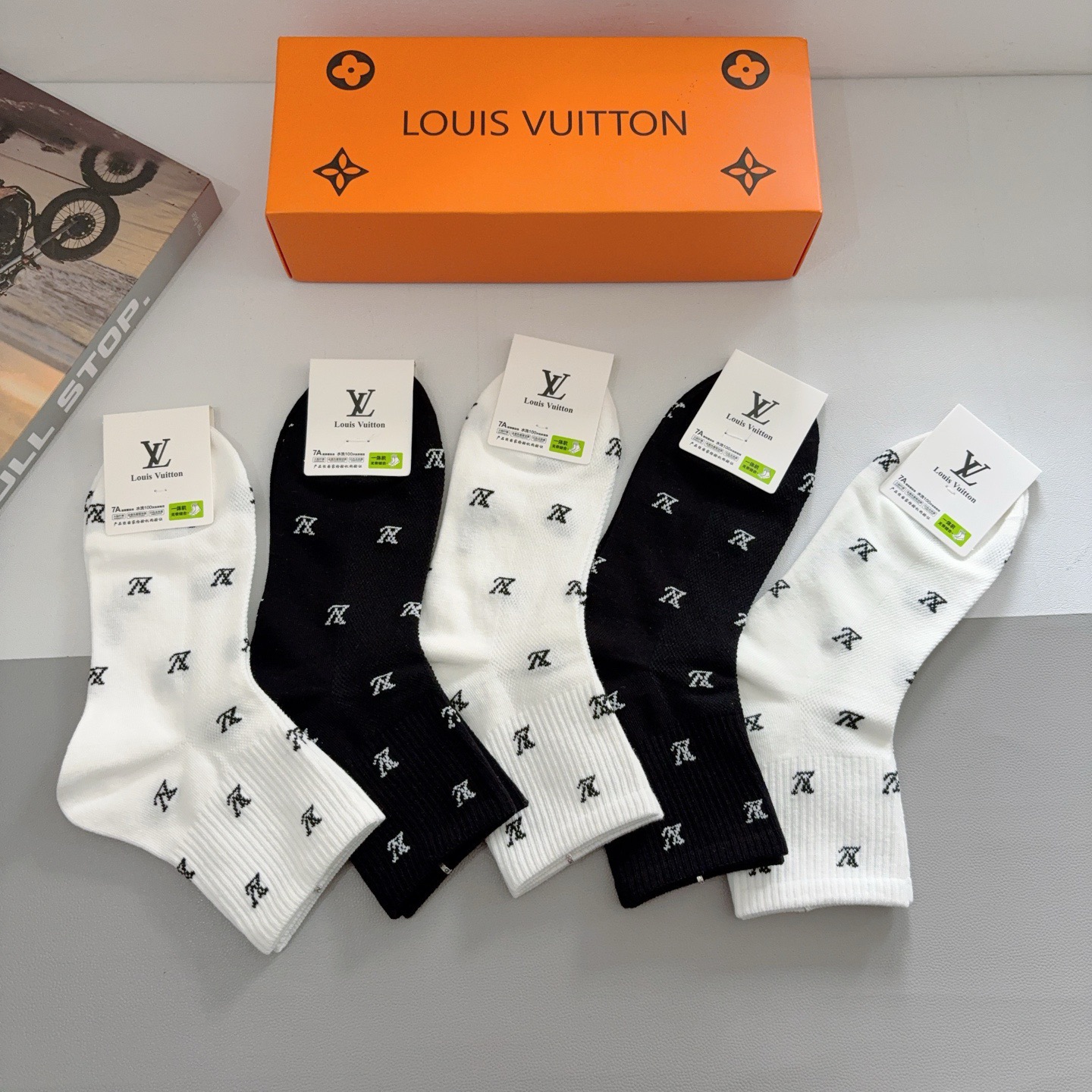 配包装（一盒5双）CHANEL 香奈儿经典中筒袜子❗️高版本纯棉材质柔软，秒杀市场普通货，经典的双C图案