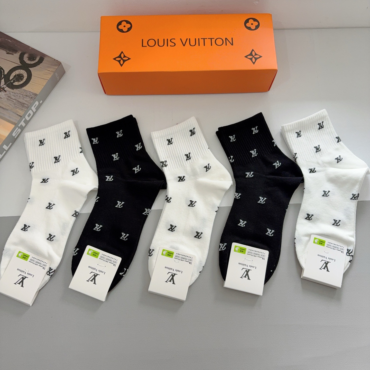 配包装（一盒5双）CHANEL 香奈儿经典中筒袜子❗️高版本纯棉材质柔软，秒杀市场普通货，经典的双C图案