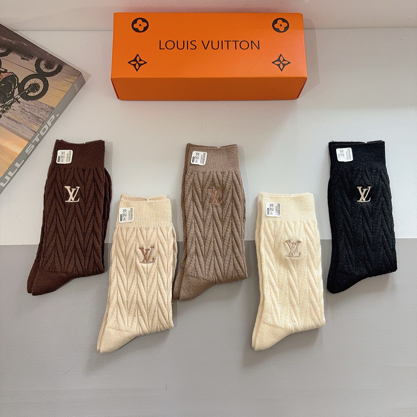配包装【一盒5双】LV （路易威登）高版本刺绣羊绒长筒袜子🔥潮人必不可少的时尚专柜代购长筒袜子 ，超好搭