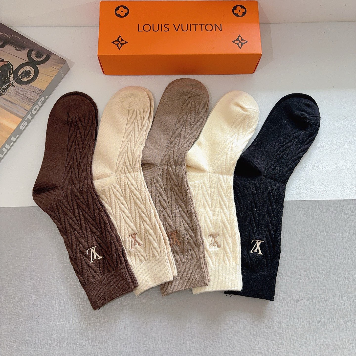 配包装【一盒5双】LV （路易威登）高版本刺绣羊绒长筒袜子🔥潮人必不可少的时尚专柜代购长筒袜子 ，超好搭