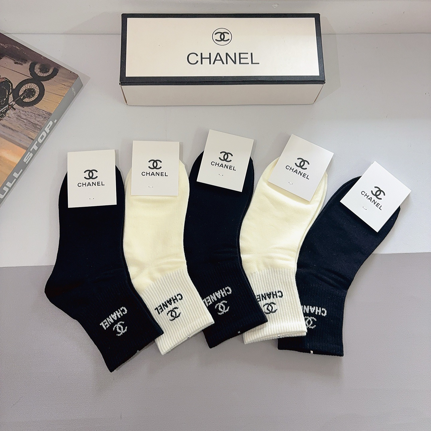 配包装（一盒5双）CHANEL 香奈儿经典中筒袜子❗️纯棉材质、经典双C图案logo，专柜同步袜子❗️大